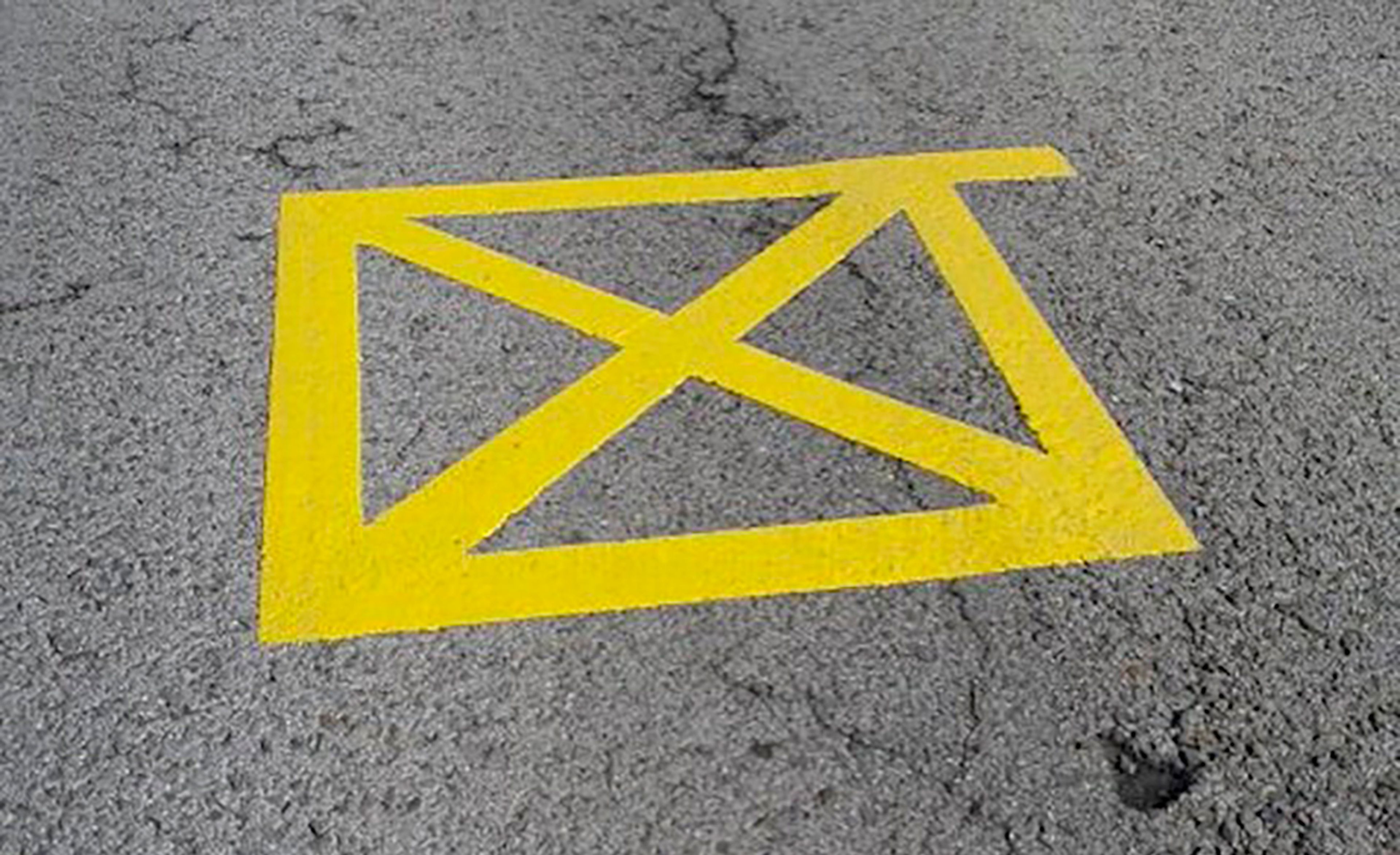 Señal amarilla en asfalto