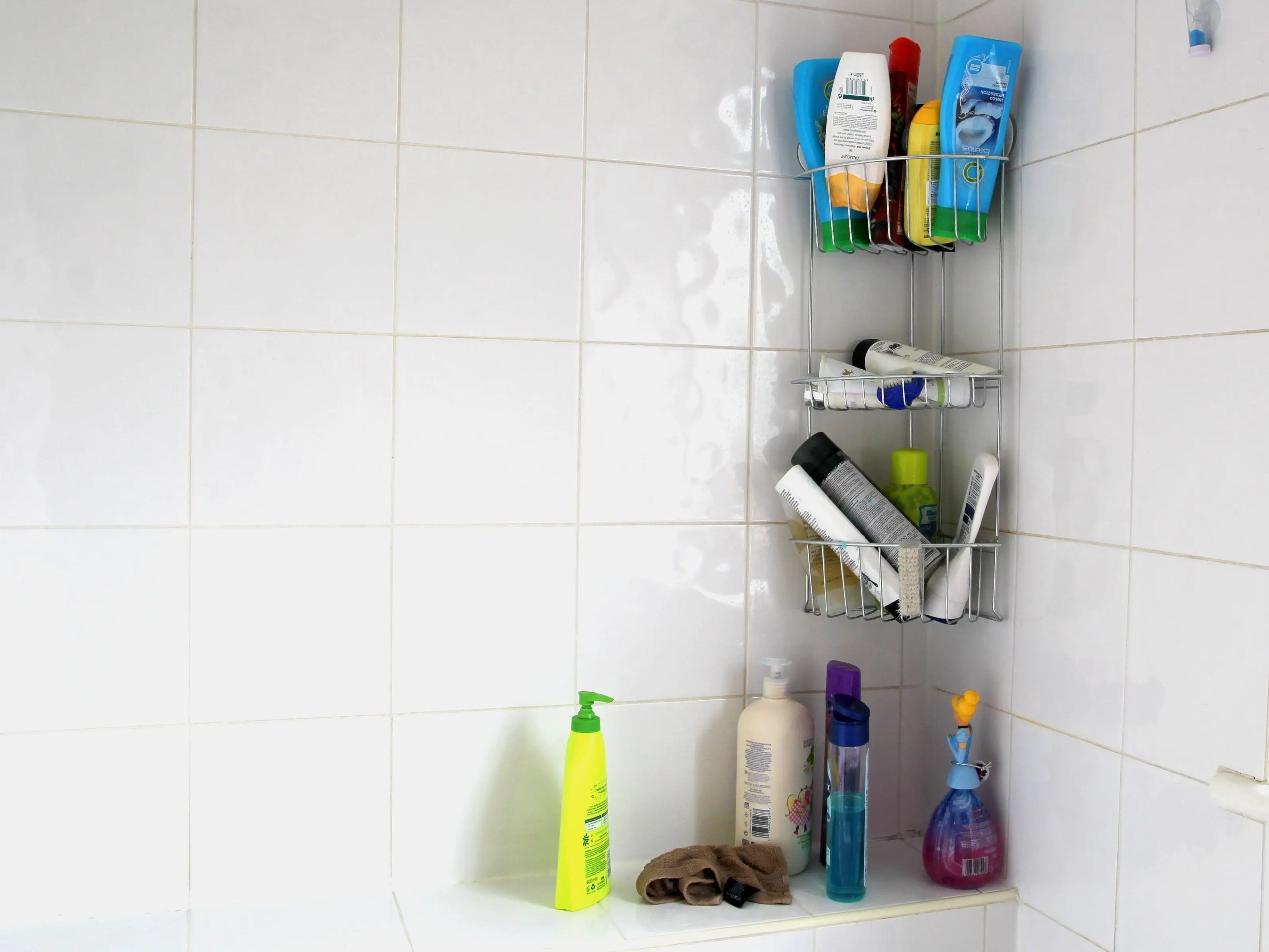 Productos de champú y gel de ducha en un cuarto de baño.