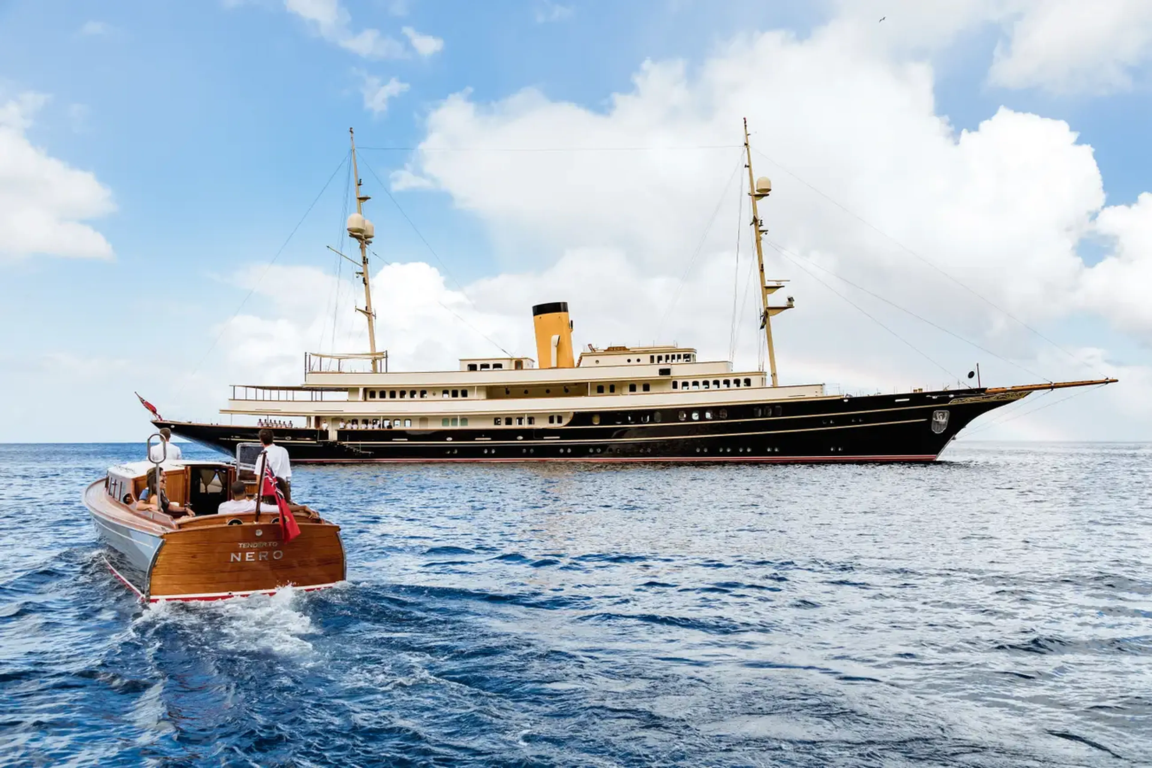 Siguiendo el modelo del yate de J.P. Morgan, el Nero puede alquilarse por unos 500.000 dólares a la semana. En la foto también aparece una de sus embarcaciones auxiliares.
