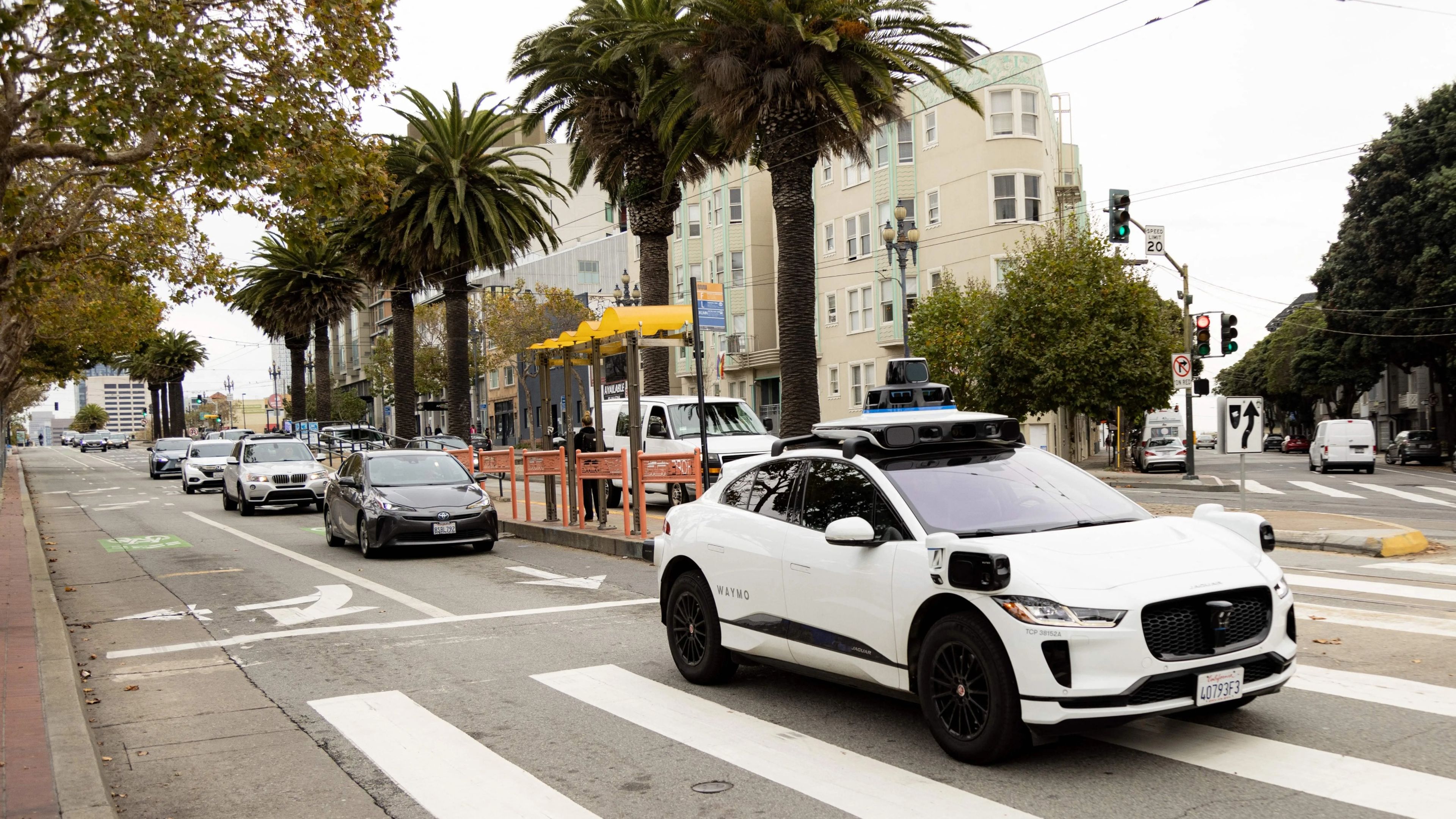 Los taxis autónomos de Waymo, como este modelo Jaguar que cruza una intersección en San Francisco, están equipados con cámaras y otros sensores. 