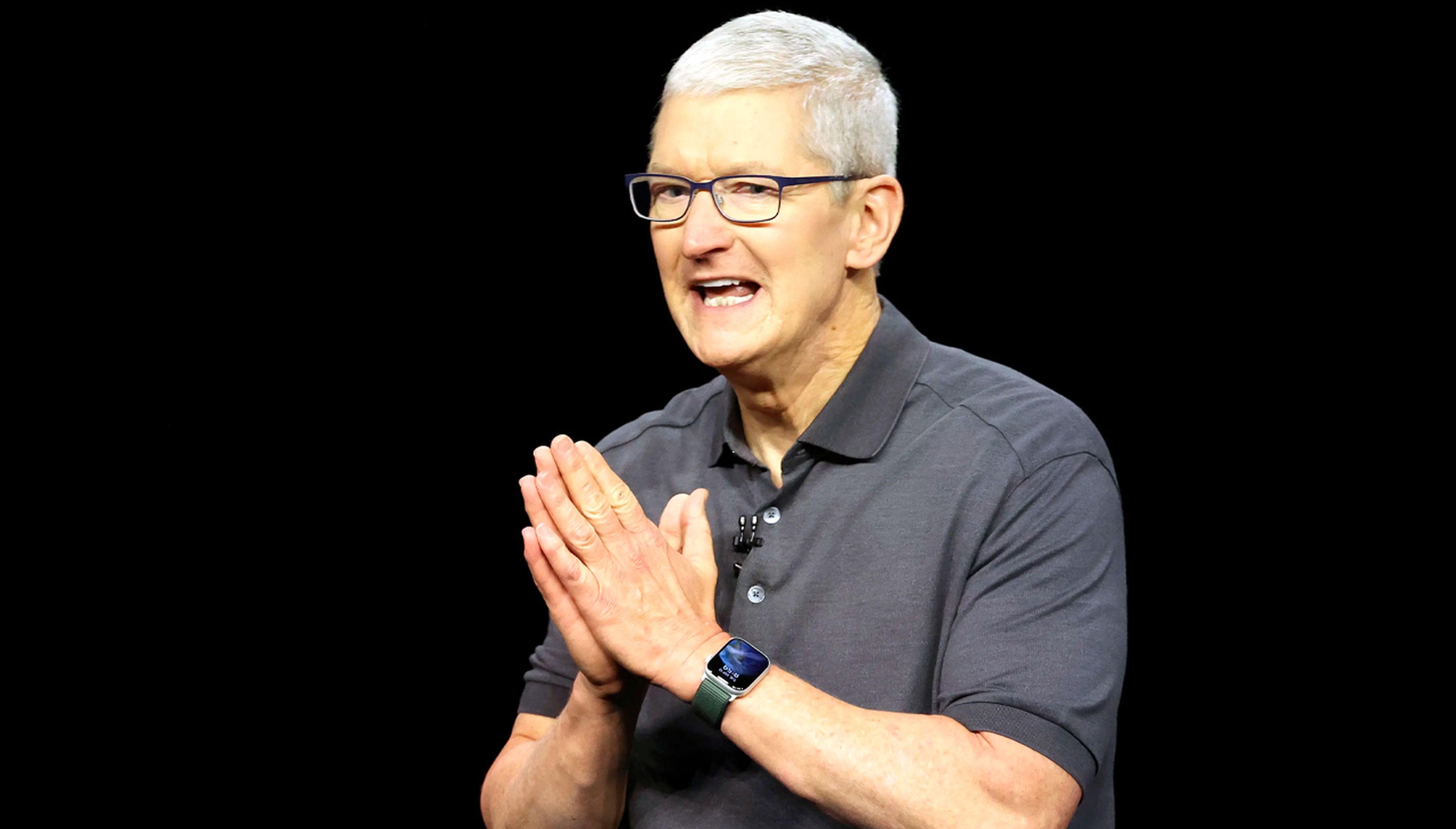 Cuando Tim Cook viste de manera informal, se le suele ver con un Apple Watch.