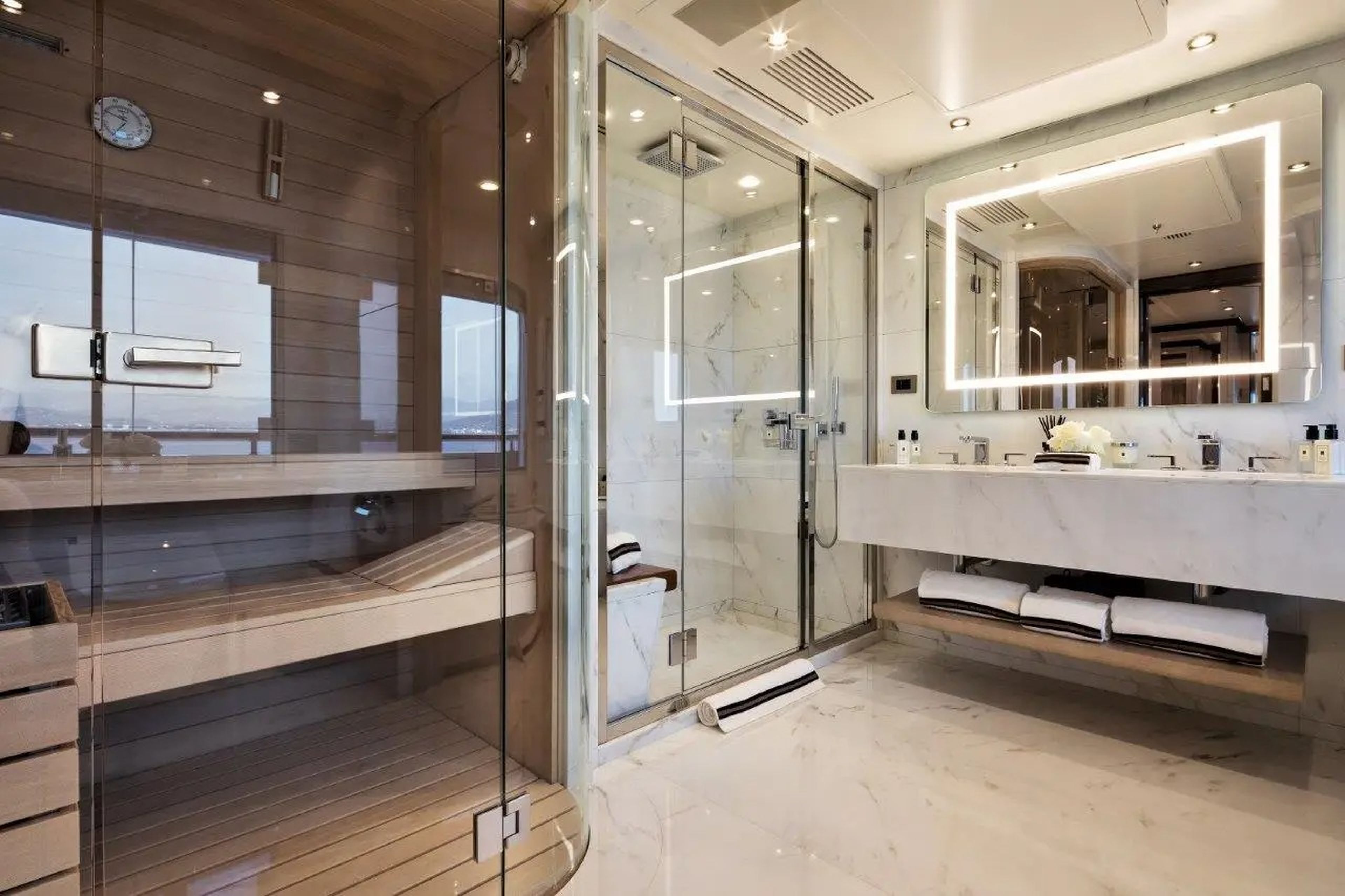 El amplio cuarto de baño del Triumph, cuyo alquiler cuesta 650.000 dólares semanales, incluye un baño turco.