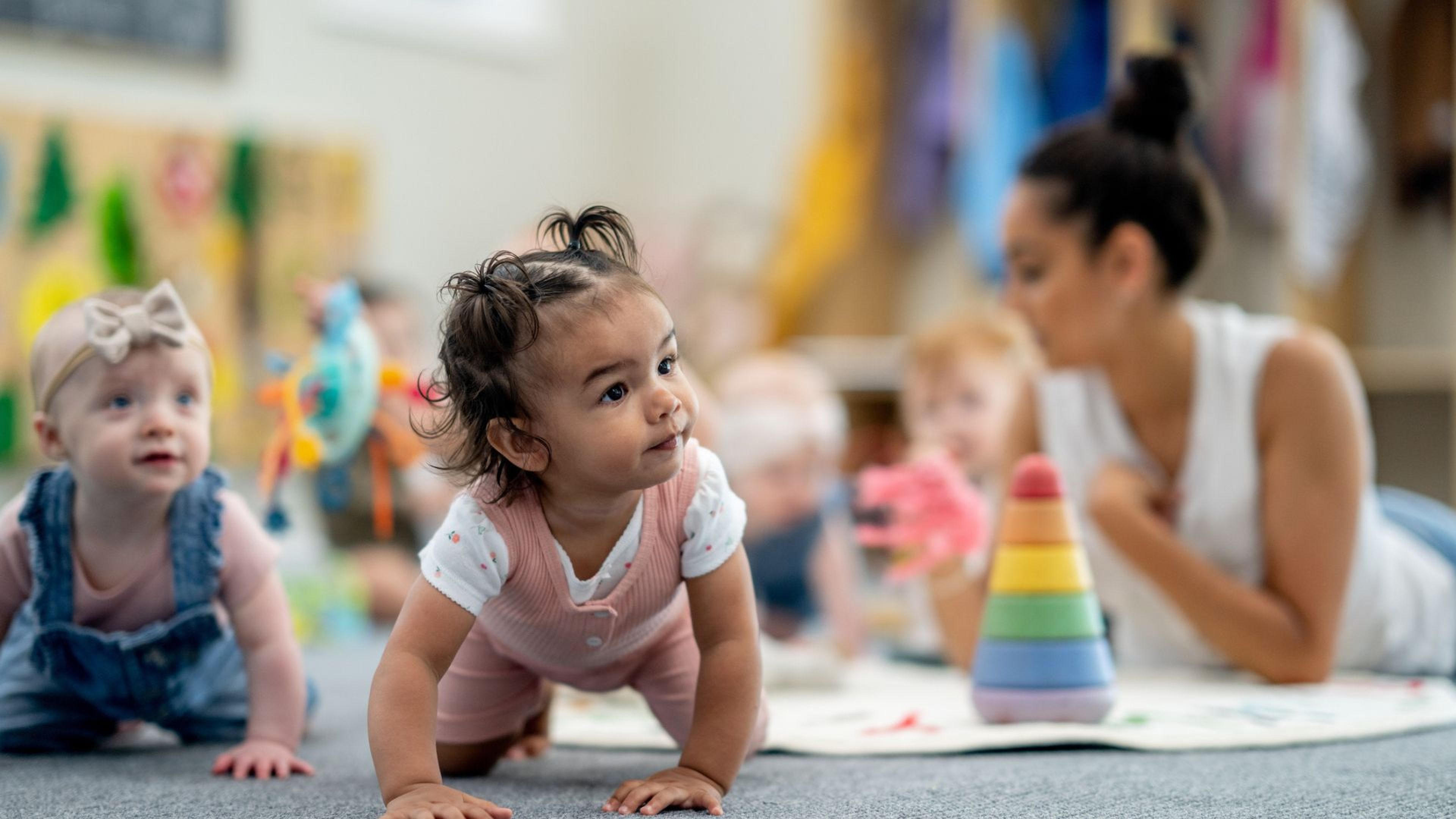 Varias niñas y niños en una guardería.