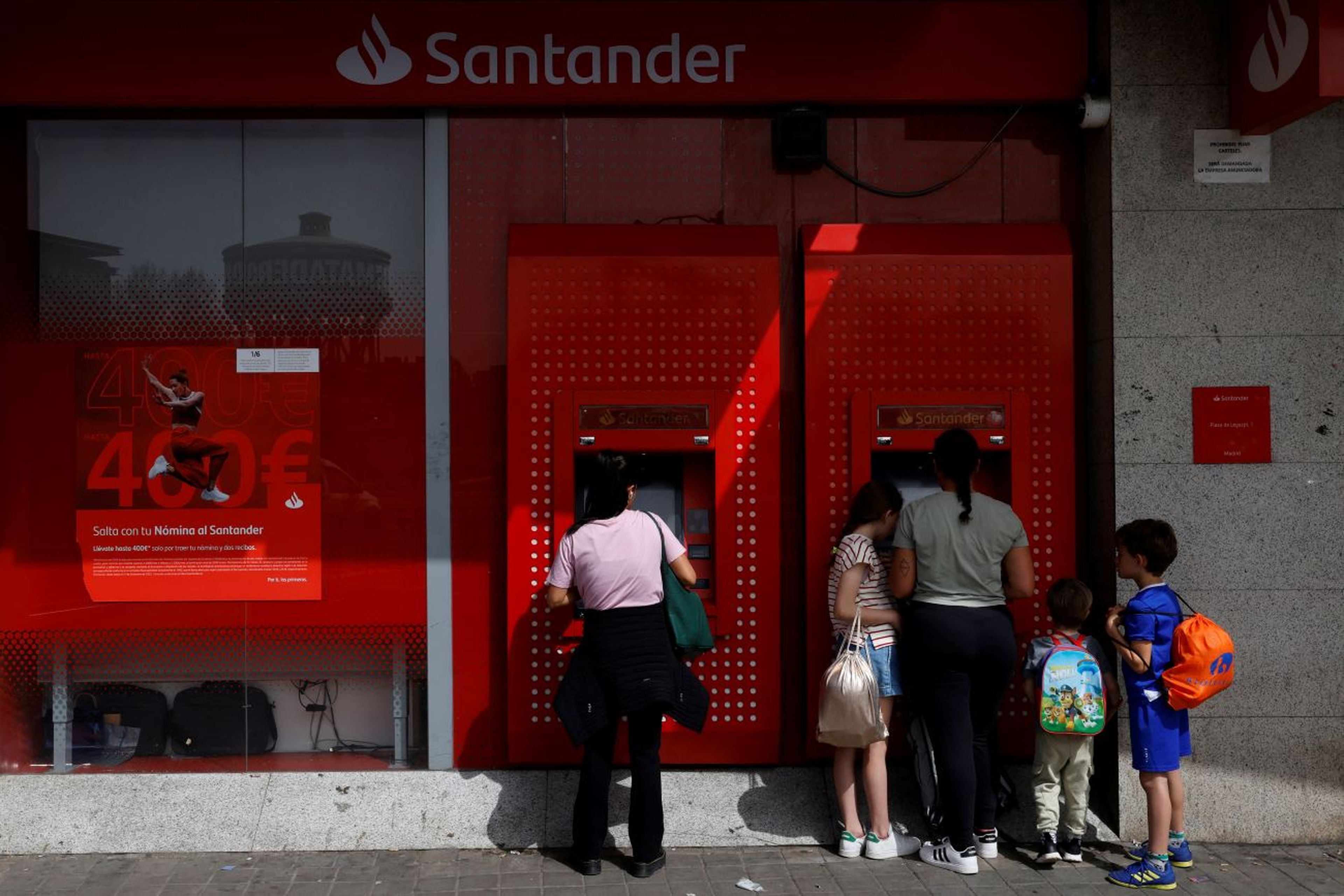 Varias personas, ante un cajero del Banco Santander en España