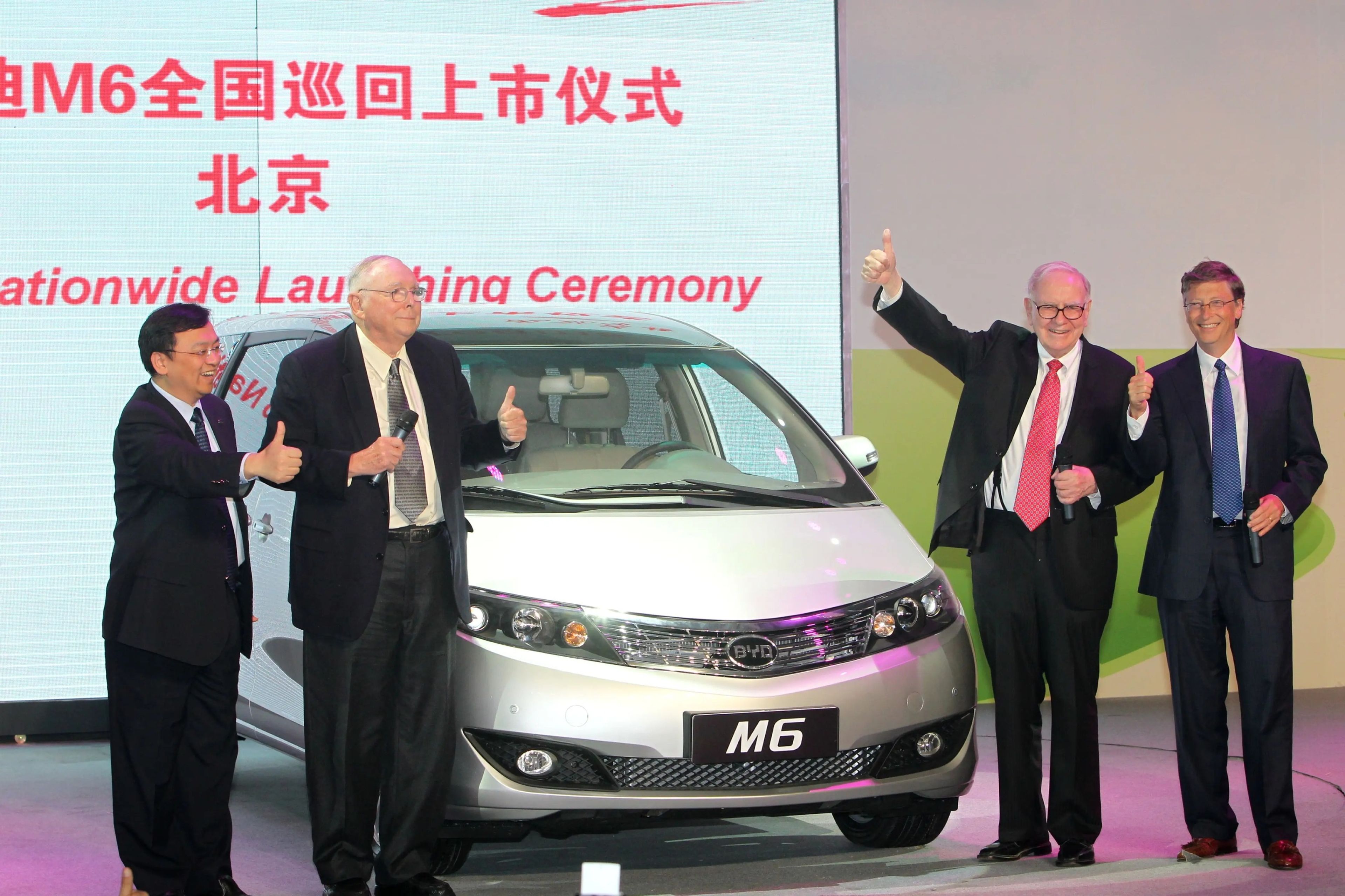 Wang Chuanfu (izquierda) recibió a los inversores Charlie Munger, Warren Buffett y Bill Gates para celebrar el lanzamiento del BYD M6 en 2010.
