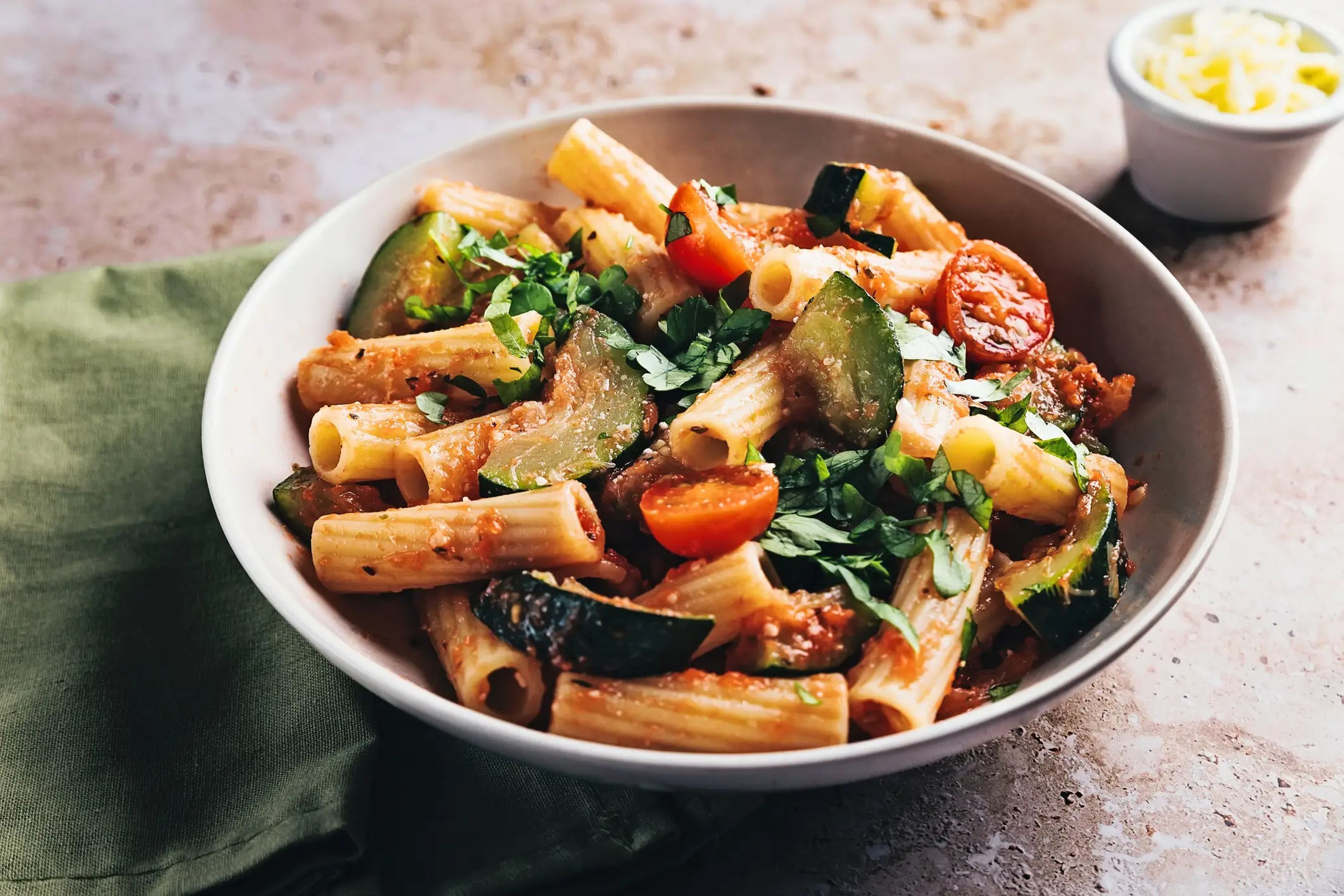 Añadir verduras a la pasta puede aportar fibra y nutrientes a tu comida. 