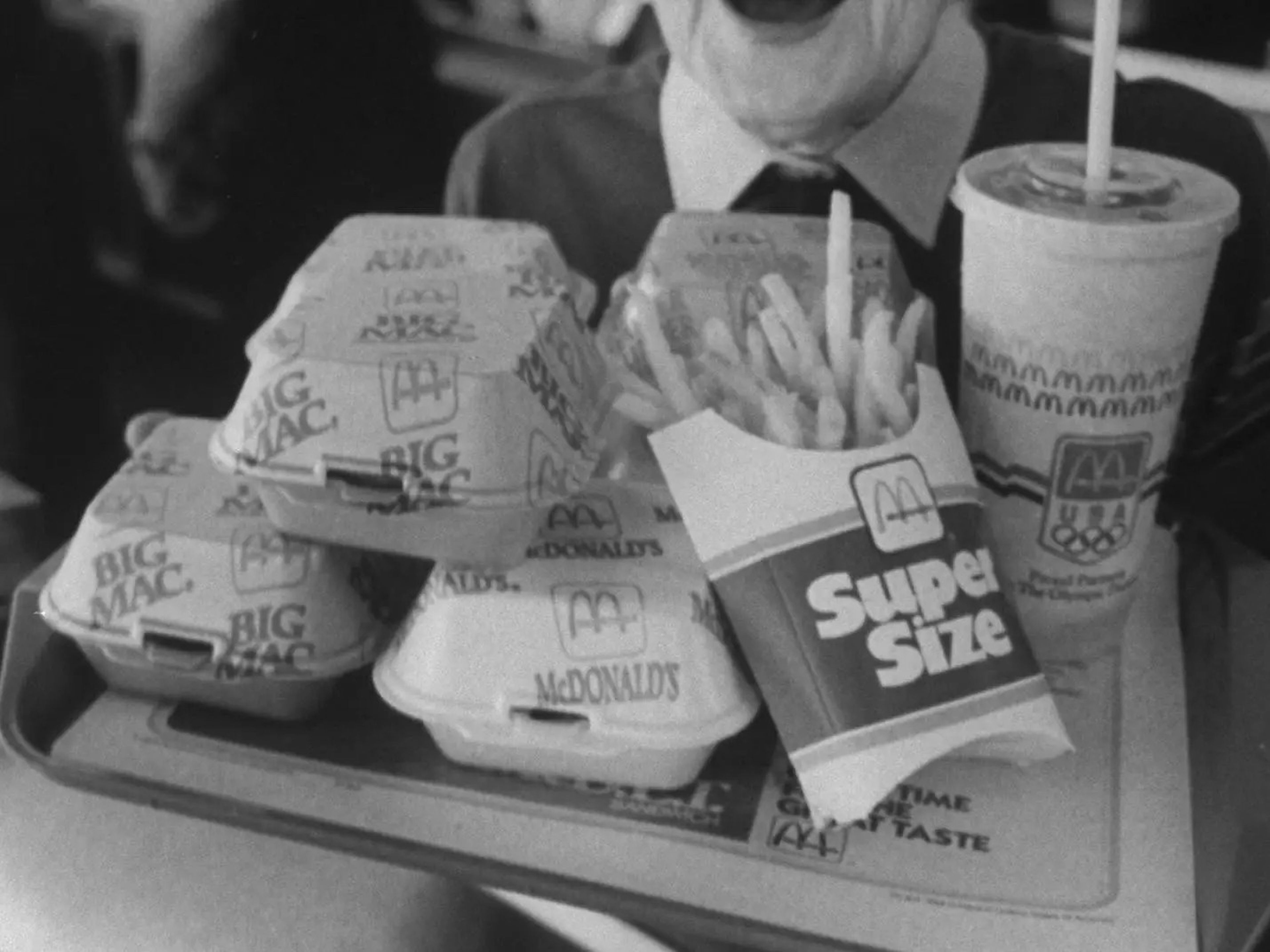 Una mujer sostiene una bandeja de McDonald's hacia 1988.