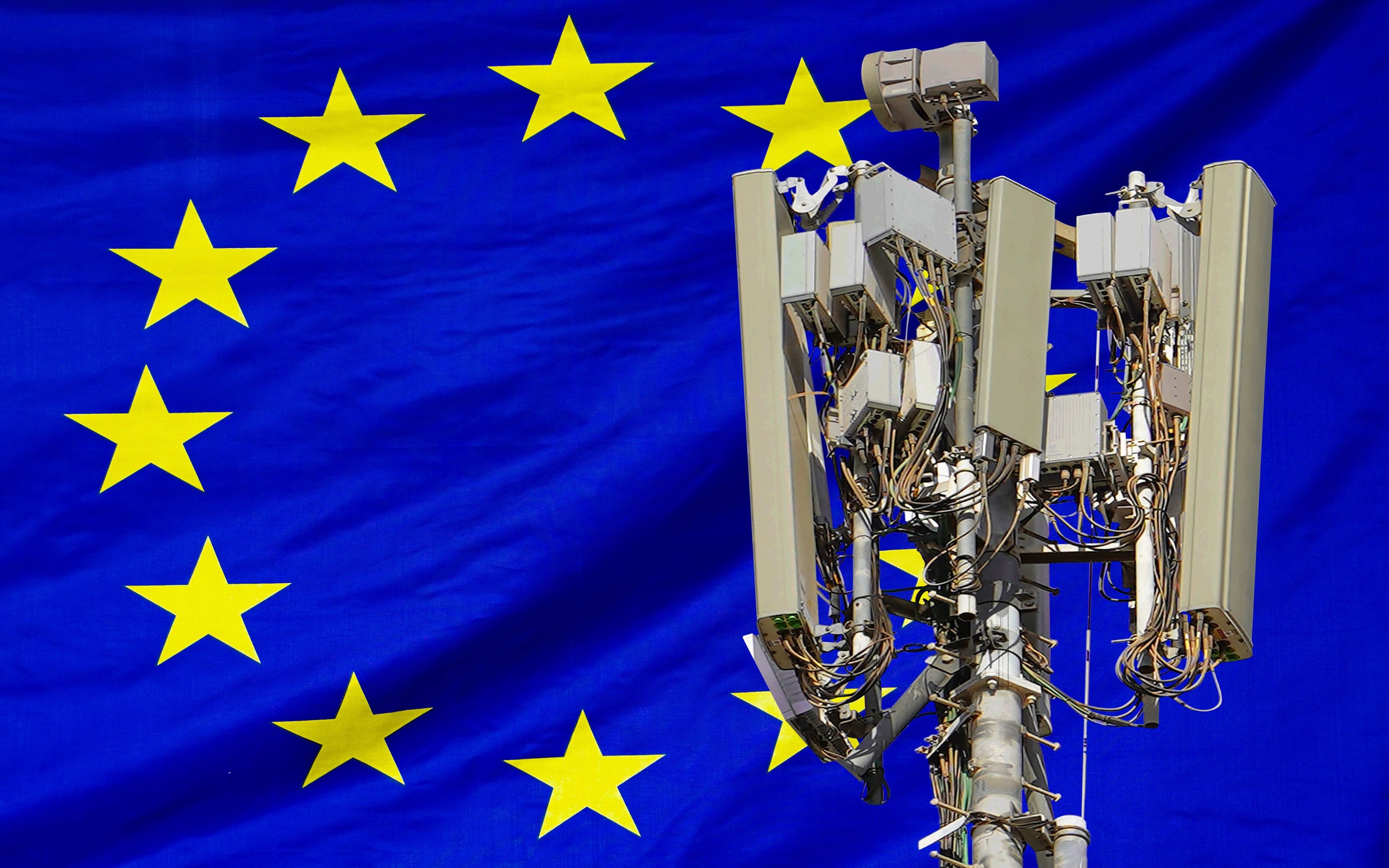 Antena de telecomunicaciones frente a la bandera de la UE