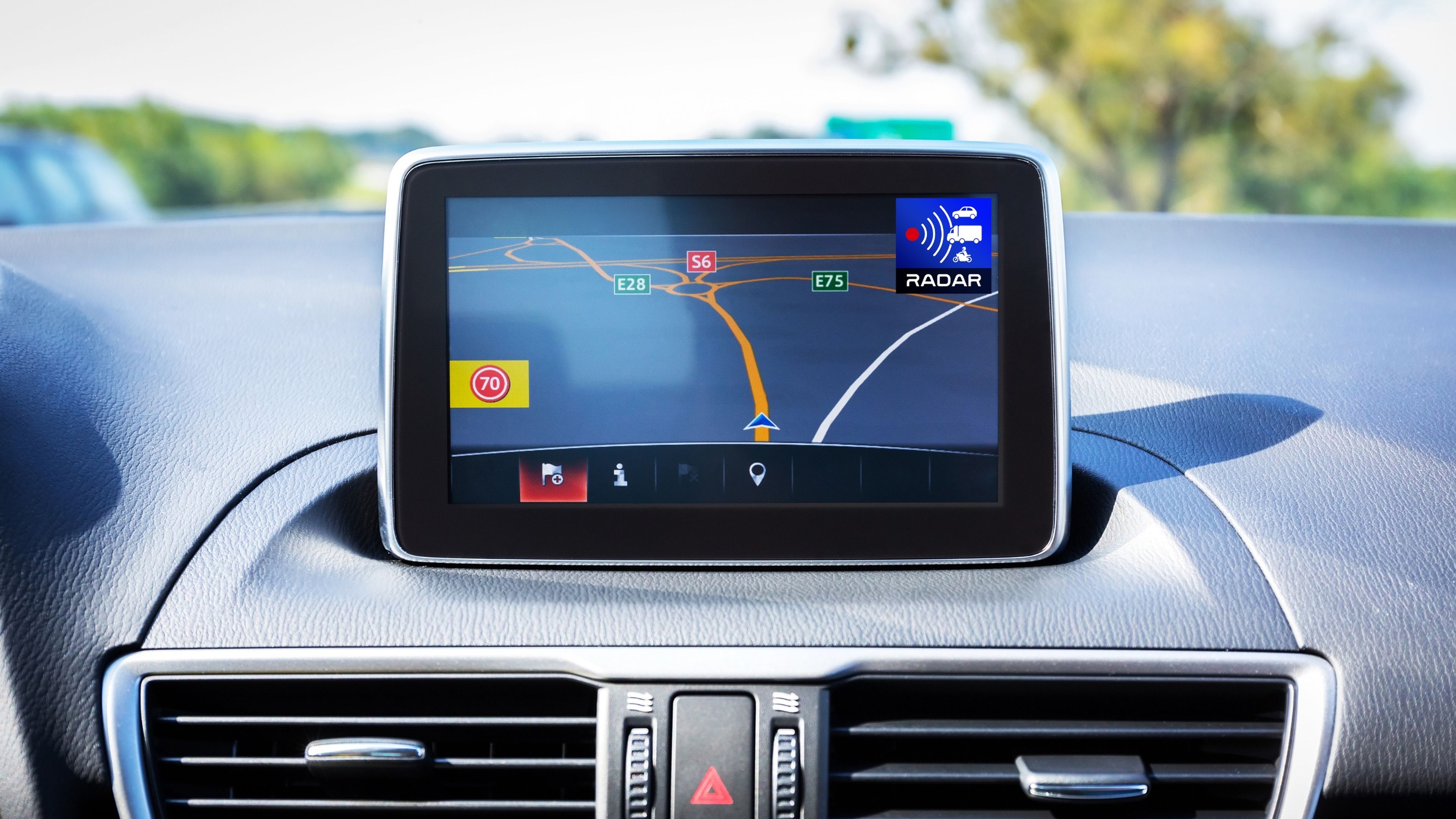 Esta app gratis para detectar radares en Android Auto es mejor que Waze: alerta del Pegasus de la DGT e incluso de drones