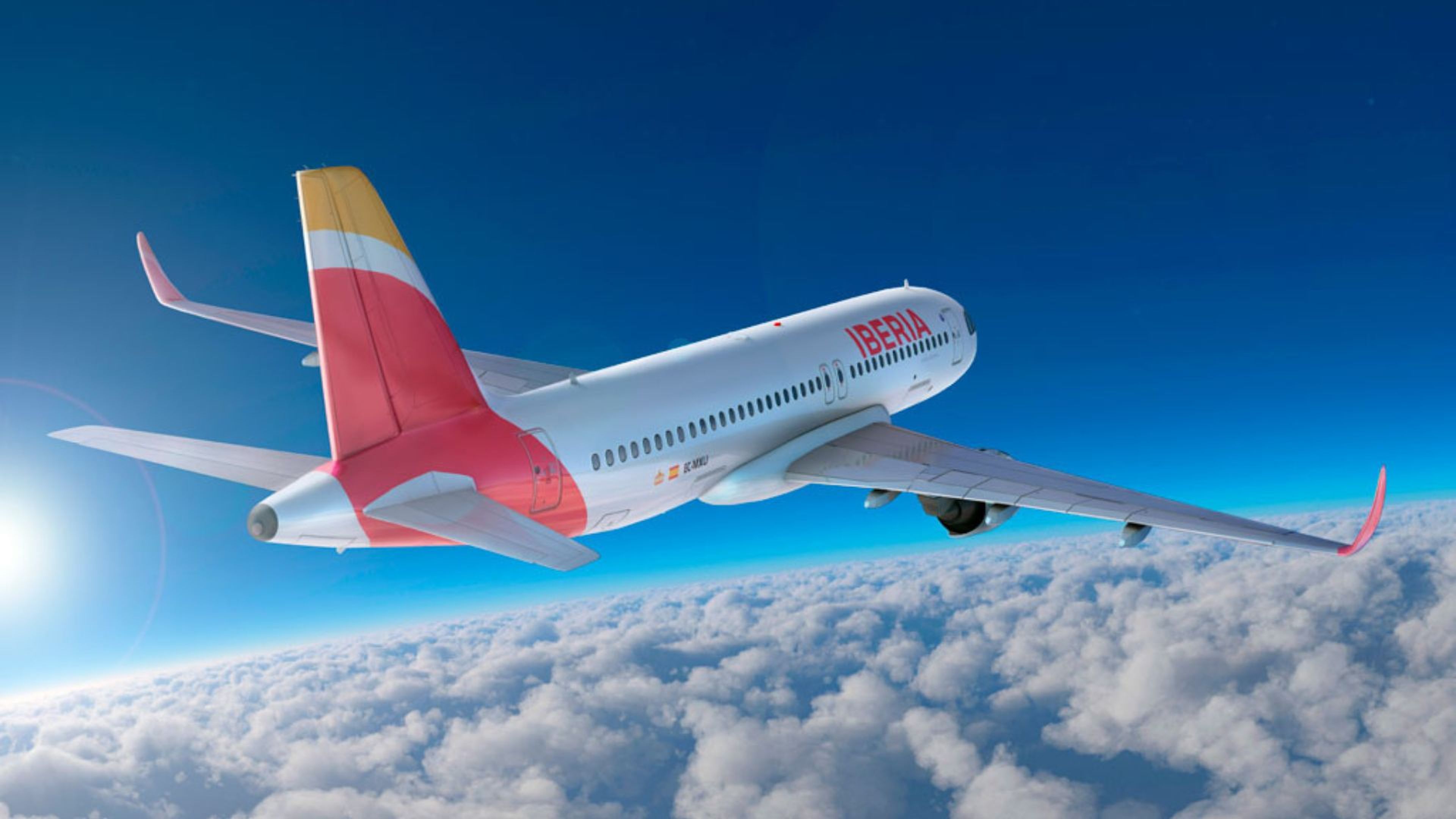 Un avión de Iberia surcando las nubes.