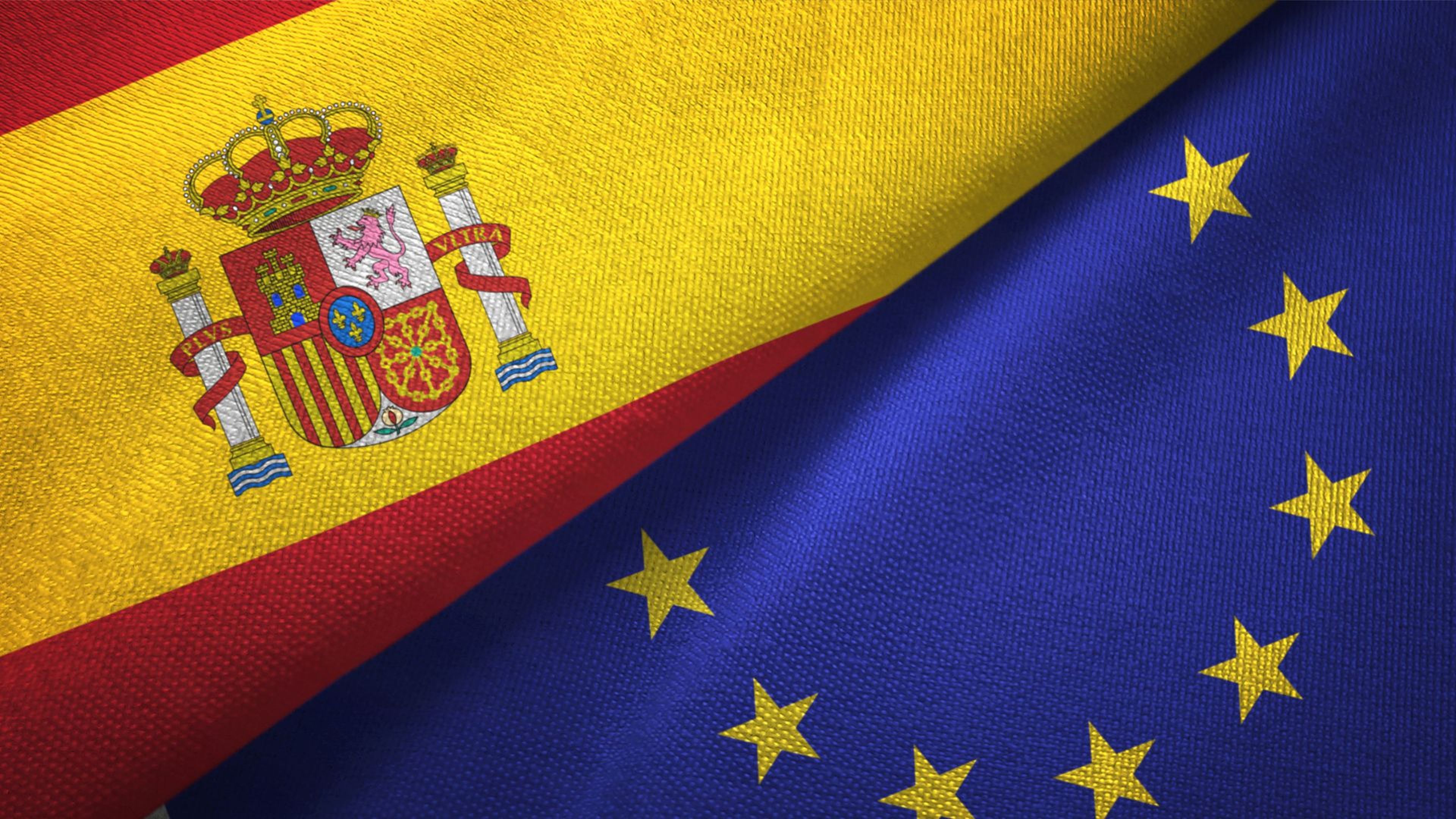 La bandera de España y la de Europa.