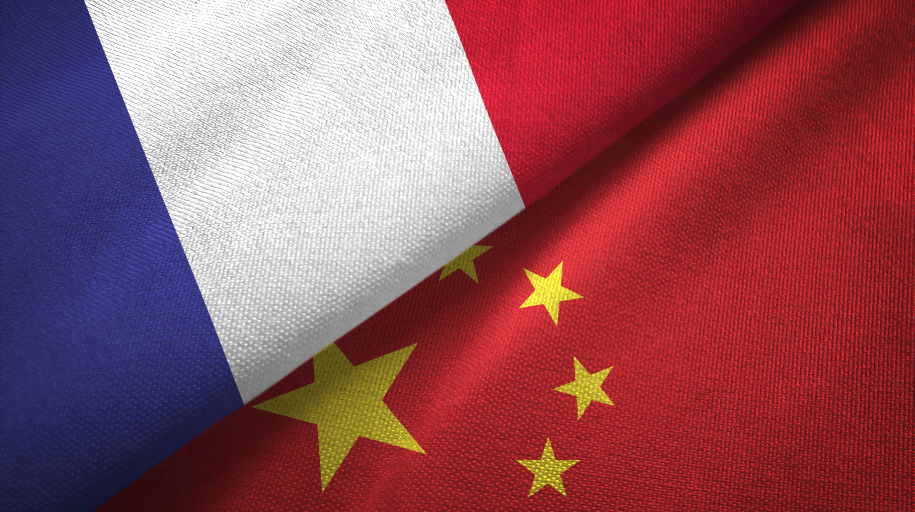 Las banderas de Francia y China.