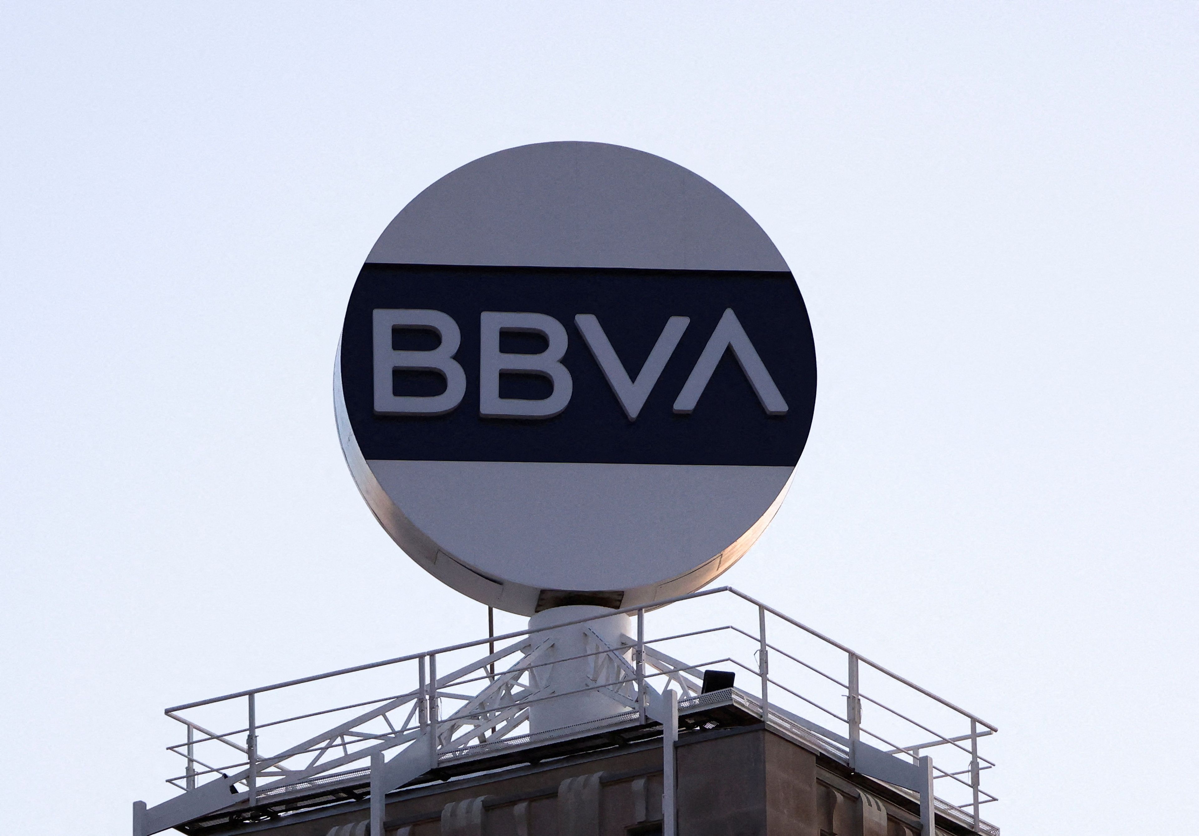 La foto del día: El BBVA ha comunicado a la CNMV este jueves que lanza una oferta pública de adquisición sobre el Sabadell al mismo precio que la propuesta amistosa de la semana pasada.