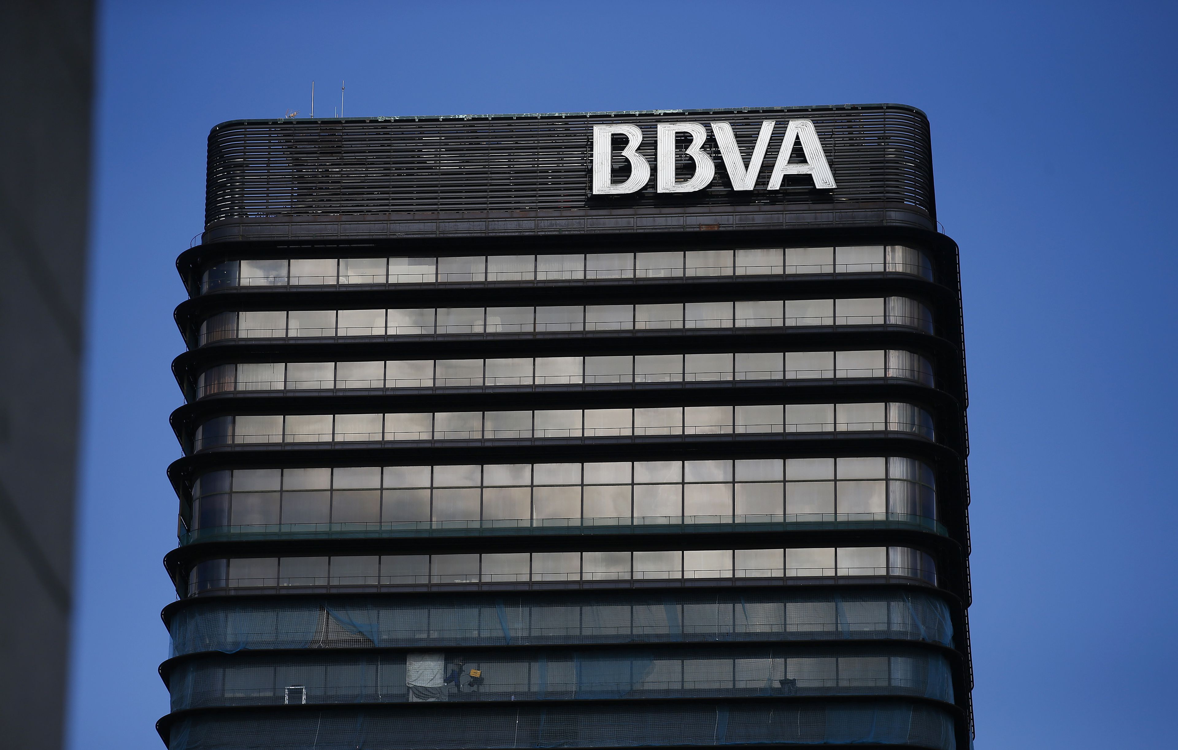 La foto del día: BBVA vende 300 oficinas por 100 millones de euros, según Bloomberg. El movimiento se produce en medio de su opa hostil a Sabadell.