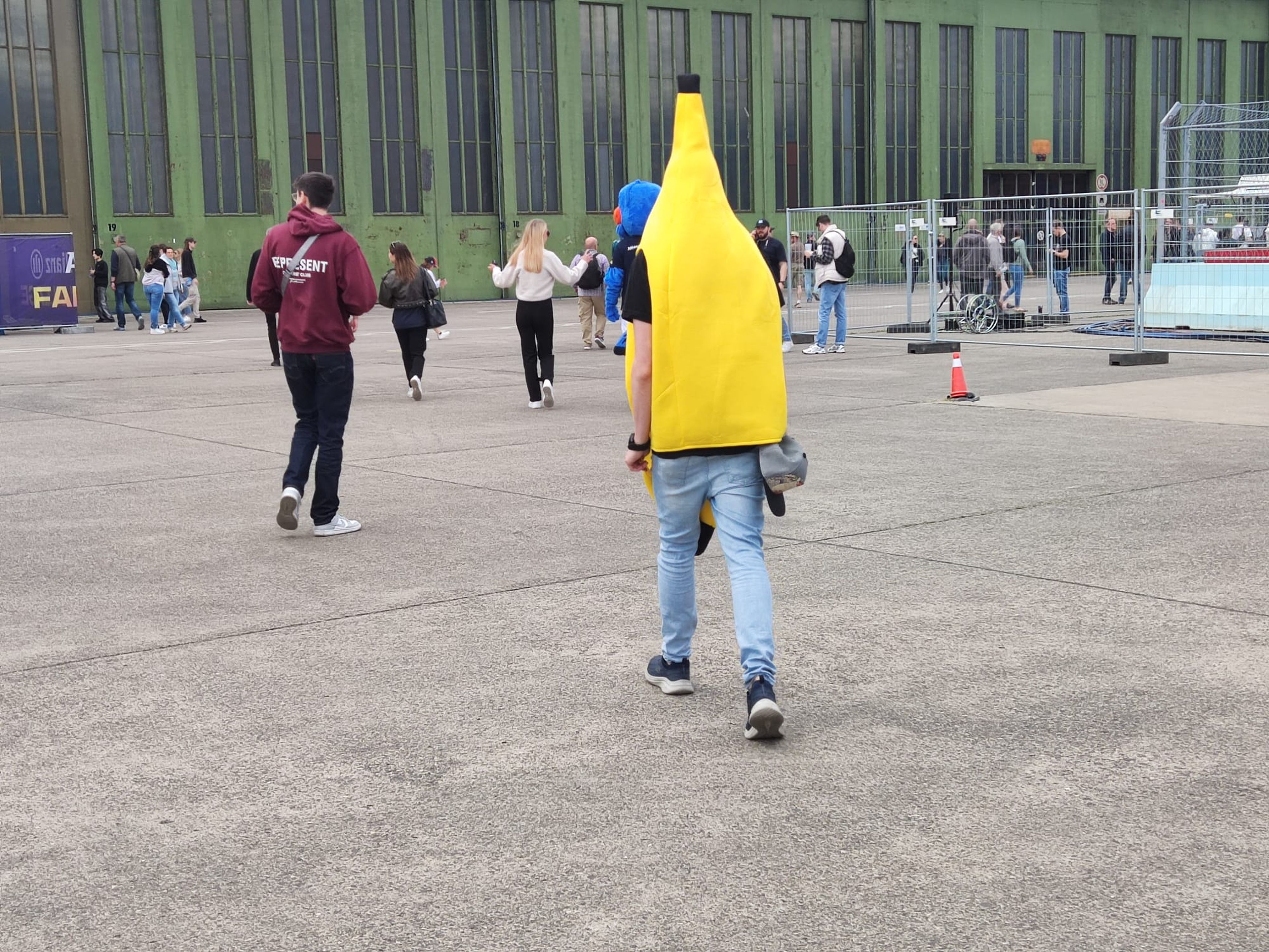 Un chico disfrazado de plátano.