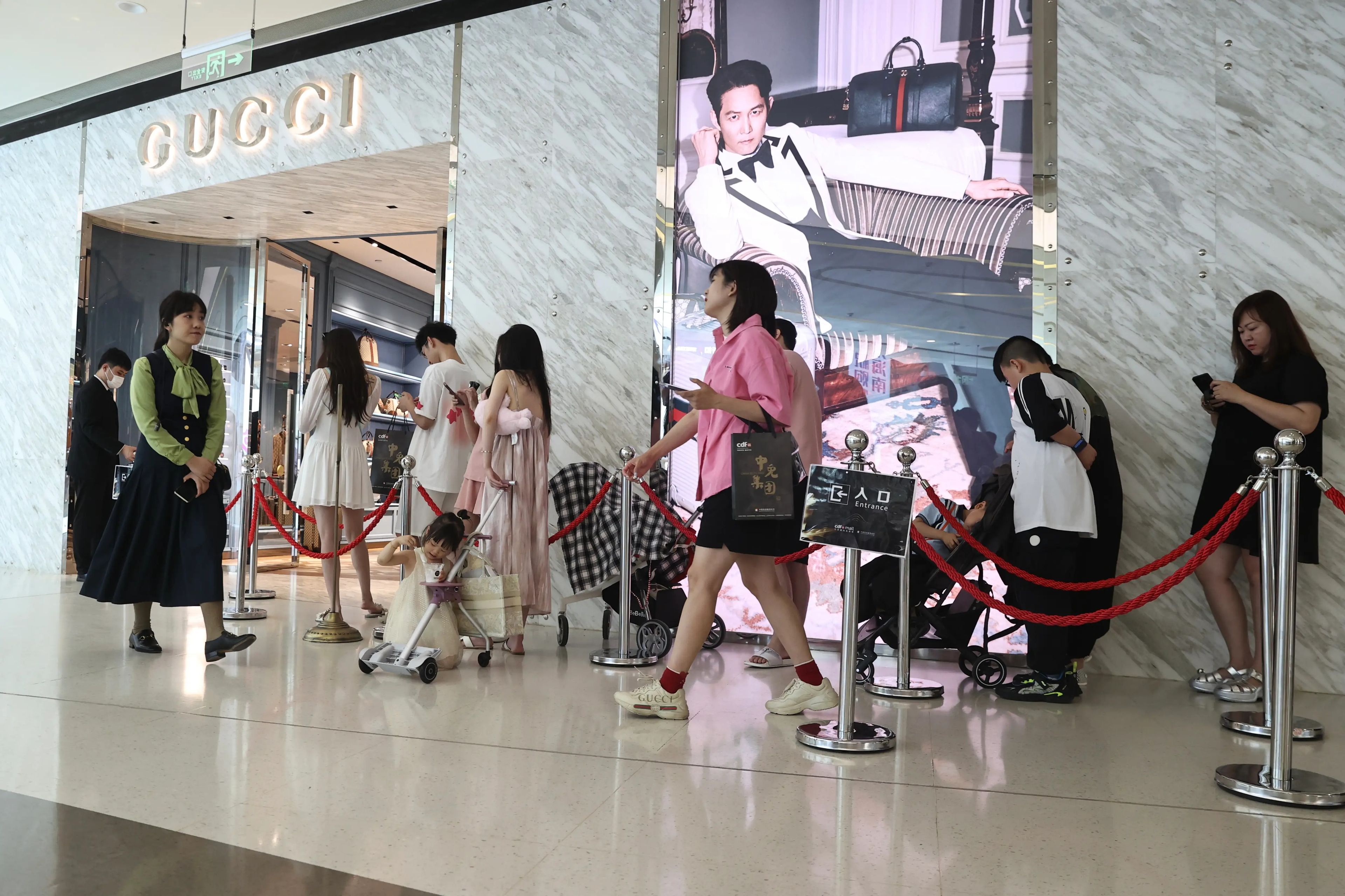 El crecimiento de Gucci se ha basado en gran medida en China, pero sus tiendas (incluida esta de la provincia china de Hainan) han sufrido recientemente.