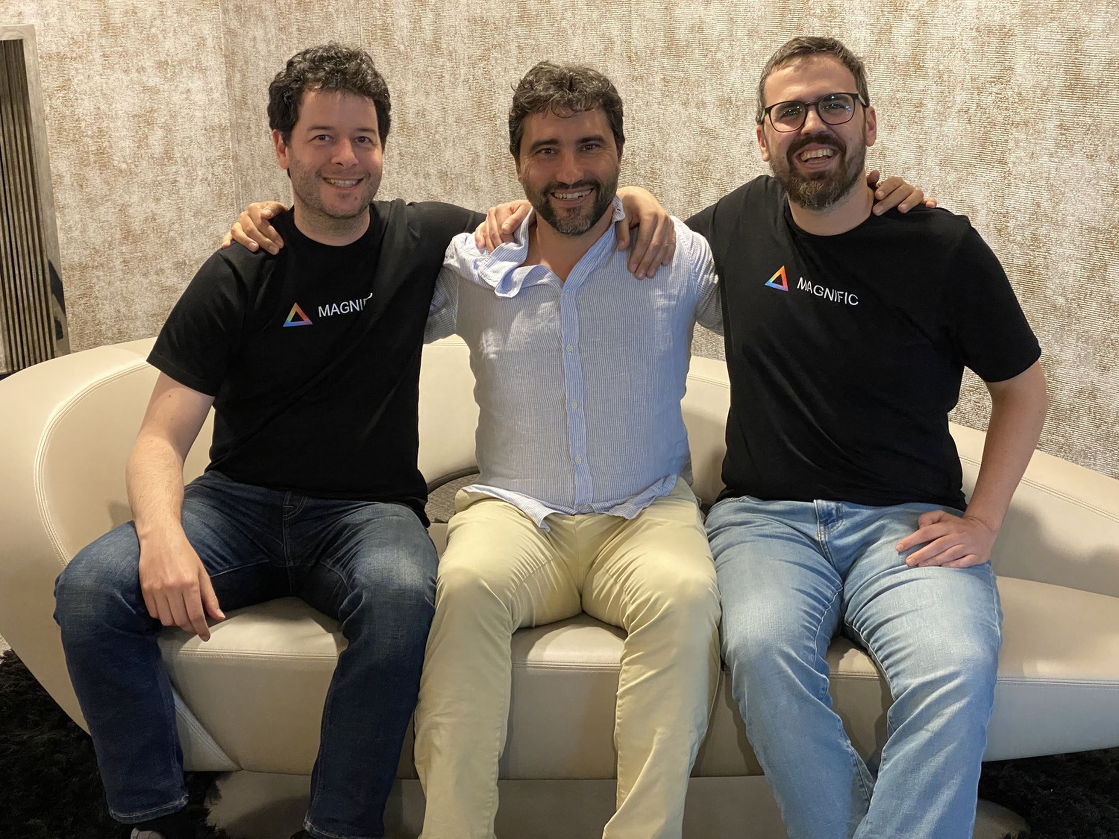 De izquierda a derecha, Javier López, cofundador de Magnific, Jorge Cuenca, CEO de Freepik, y Emilio Nicolás, cofundador de Magnific. 
