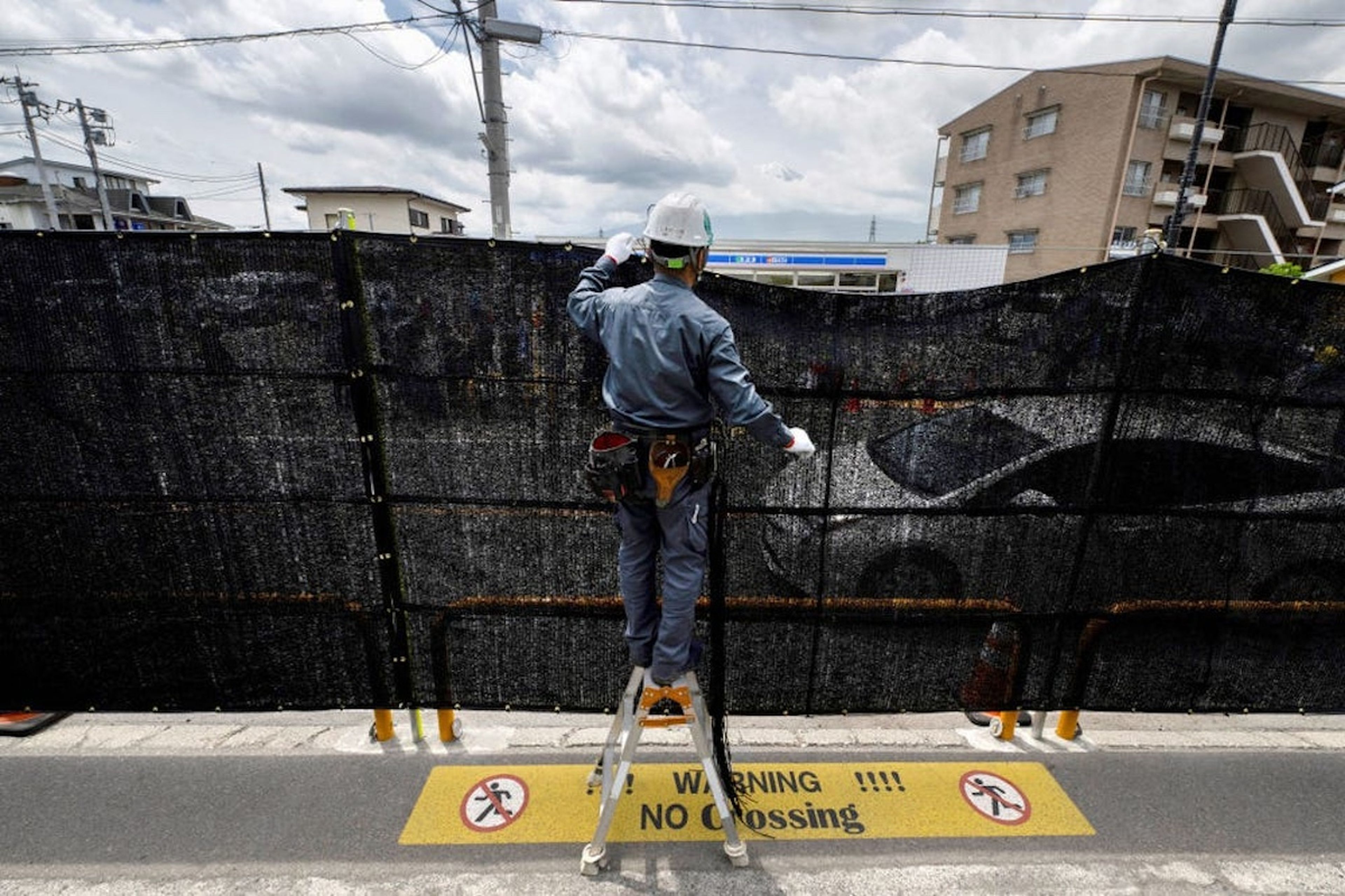 Se ha erigido una barrera en un popular lugar turístico para tomar fotos en Fujikawaguchiko, Japón.
