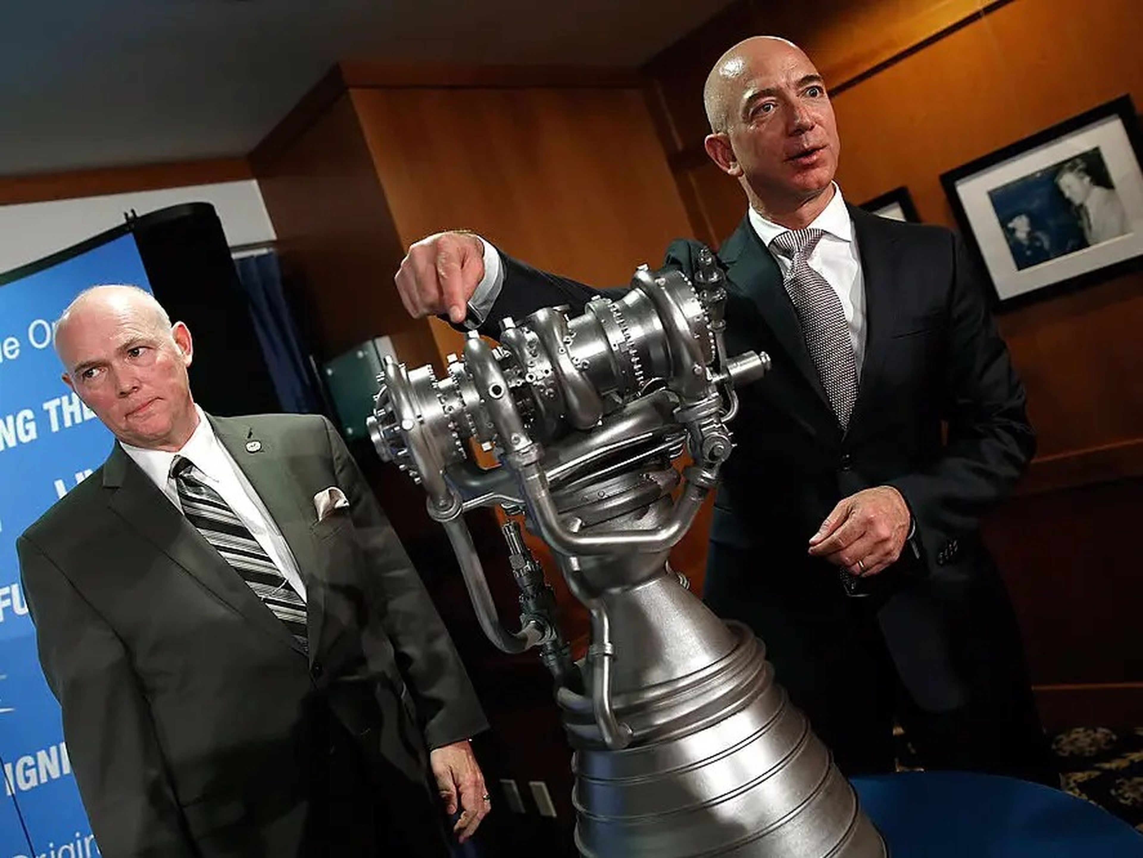 Bezos con la maqueta de un cohete.