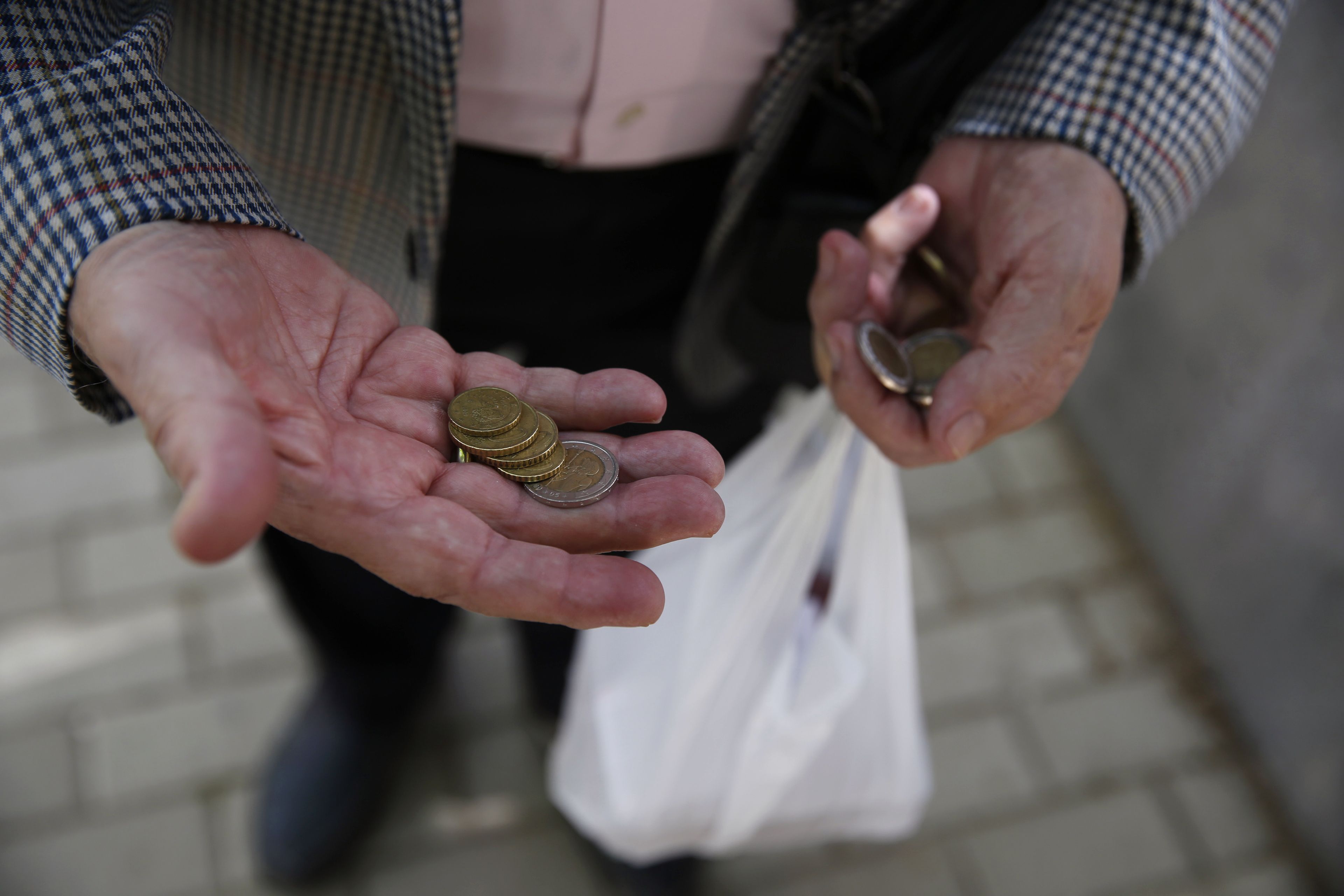 Jubilado con dinero en la mano