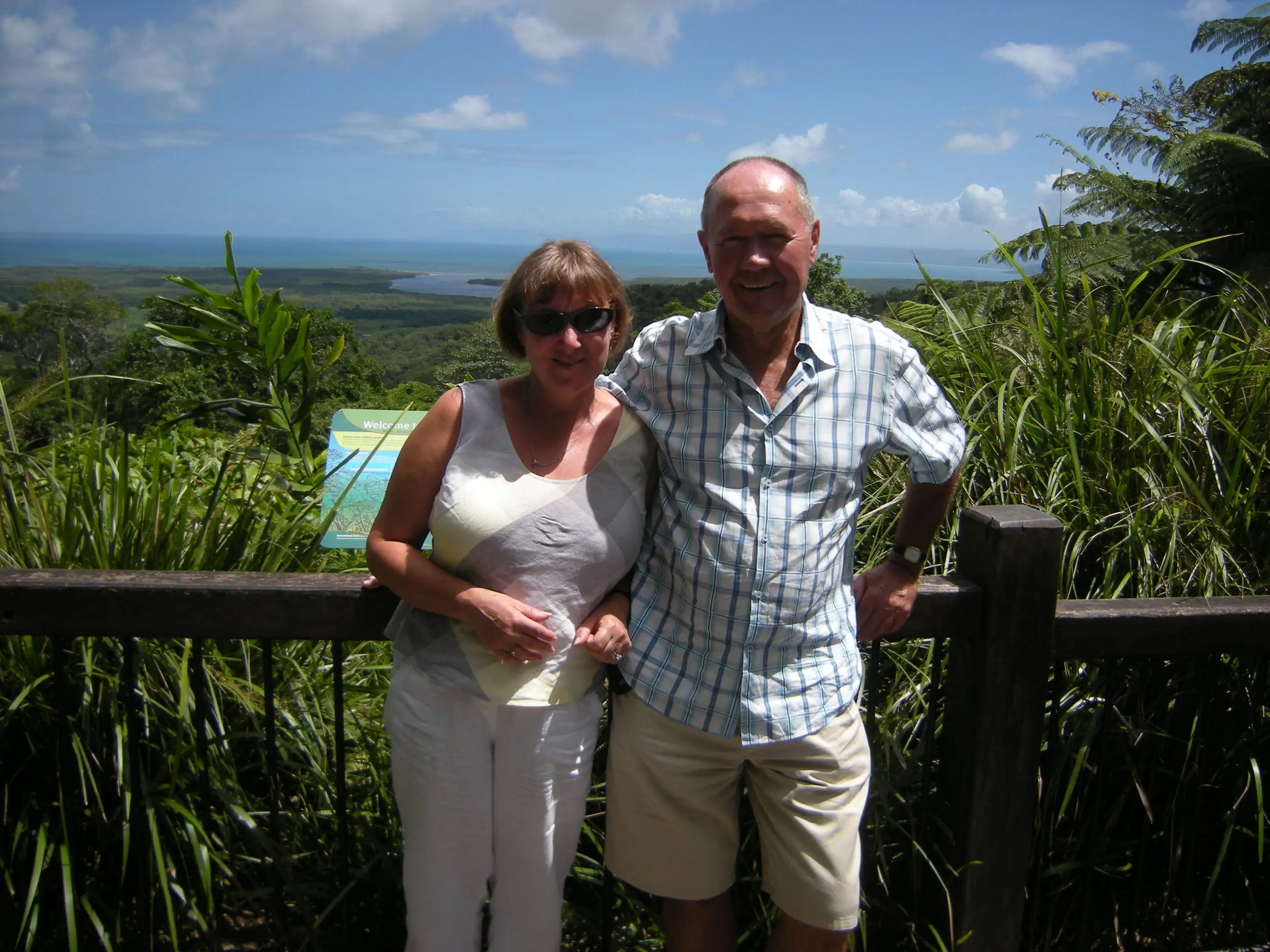 Julie Williams y su marido en Australia.