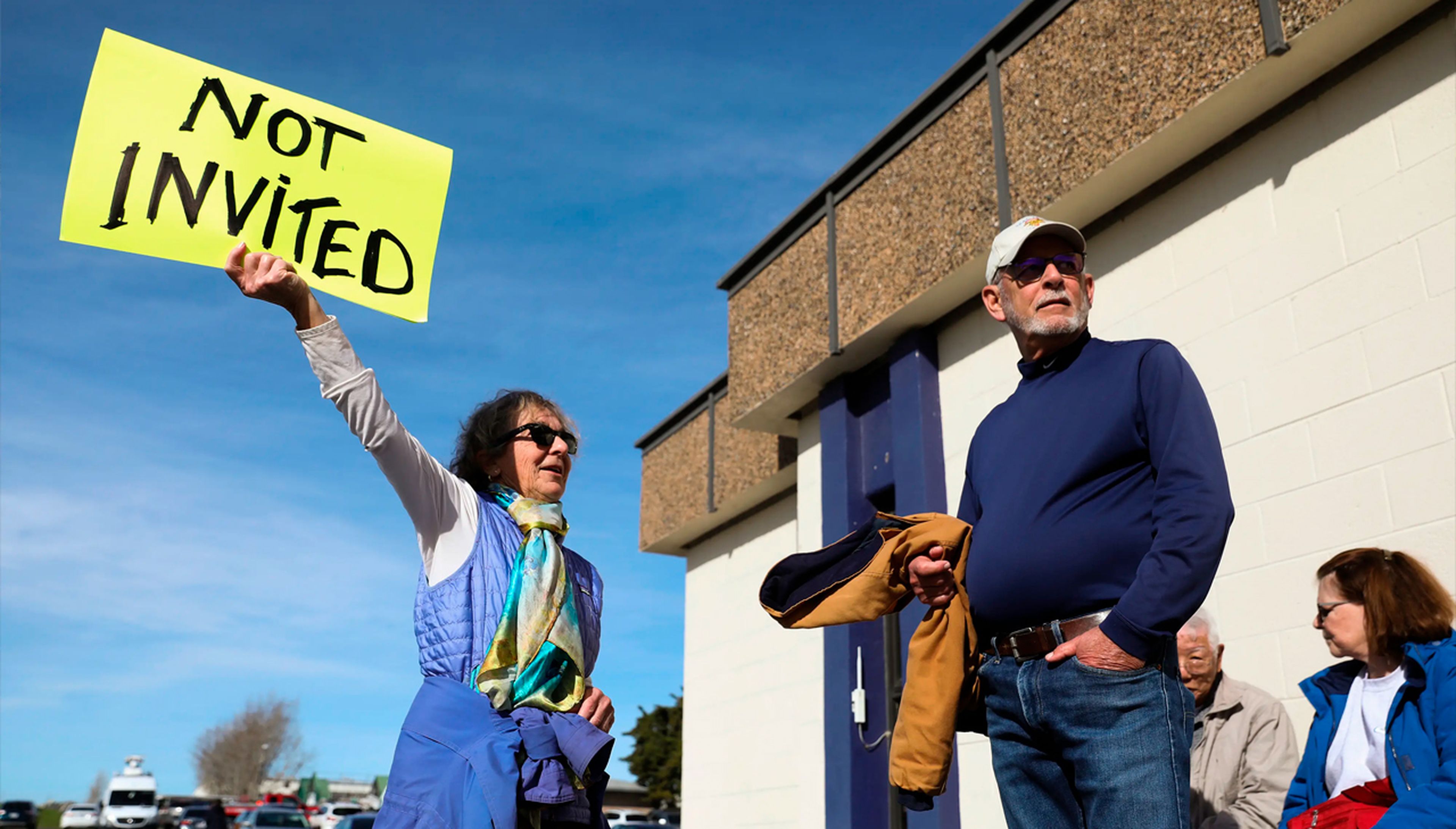 Kathleen Threlfall, a la izquierda, y Bill Mortimore, residentes del condado de Solano y de Río Vista, protestan a las puertas de una rueda de prensa en la que se desvelan los planes de California Forever.