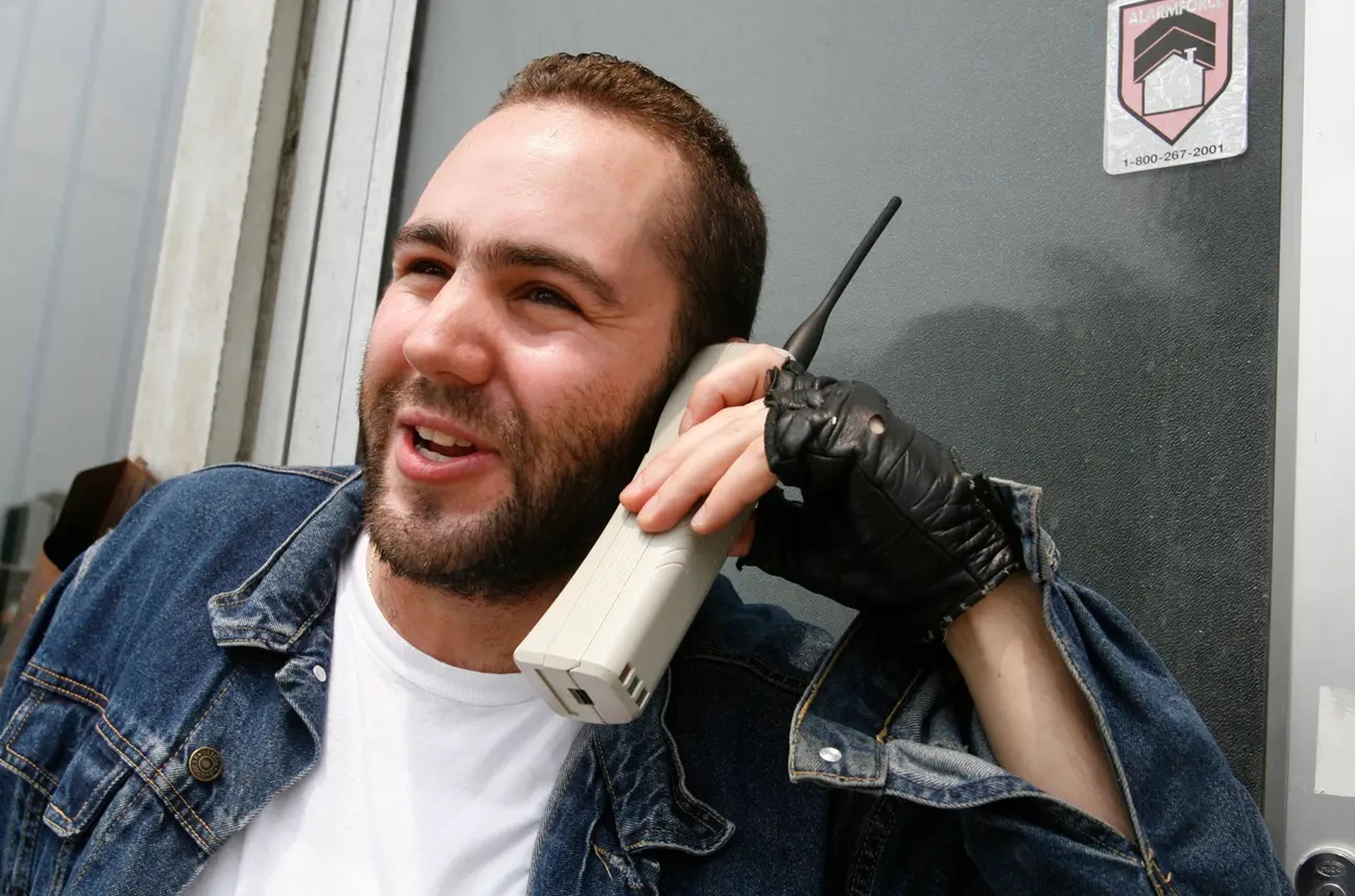 Kosta Tsiriotakis sostiene un antiguo 'ladrillo' Motorola.