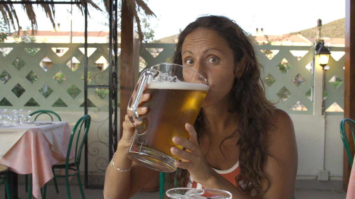 Estudios sorprendentes: beber cerveza podría ser más beneficioso que el agua en ciertas circunstancias