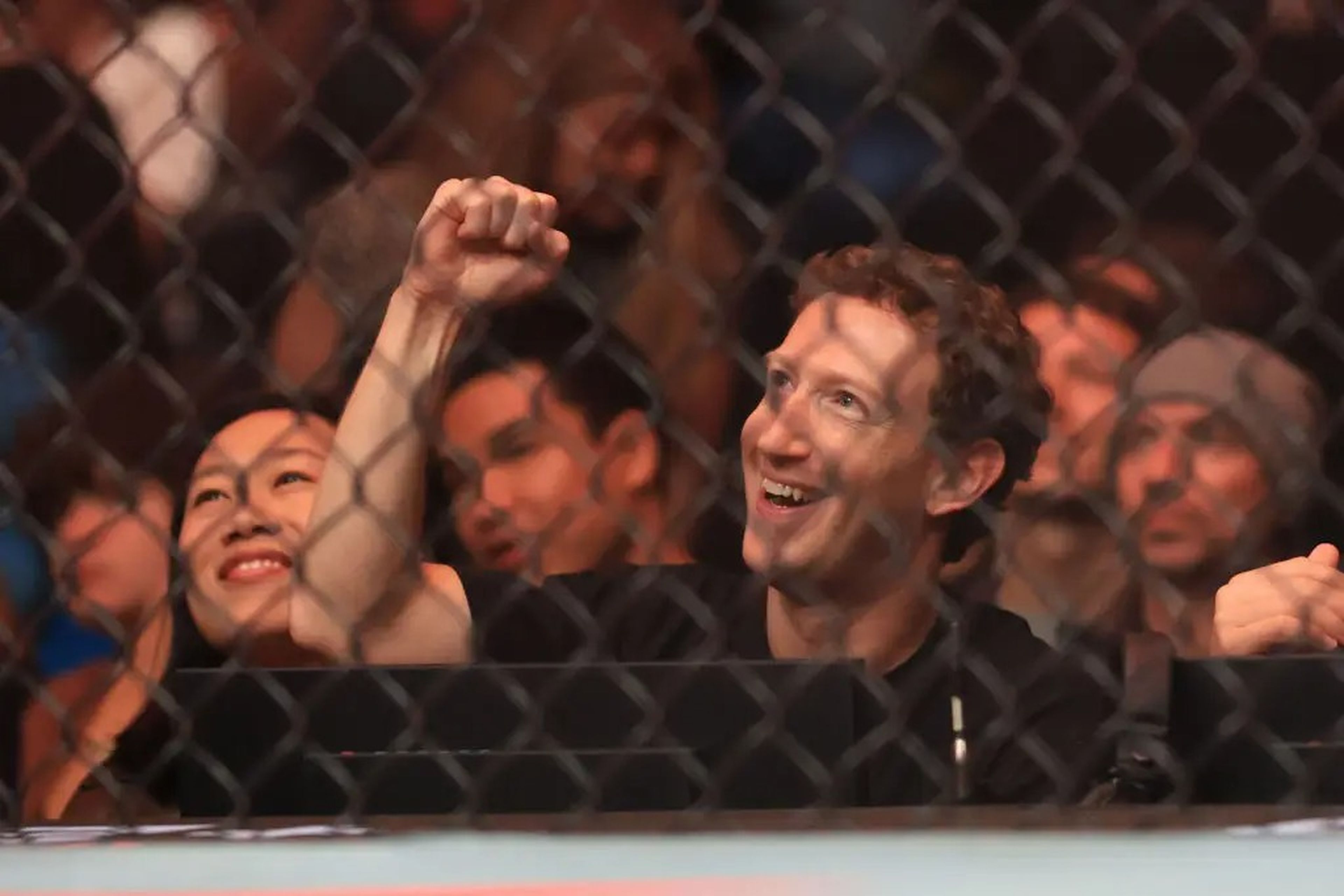Mark Zuckerberg asiste a combates de MMA y también entrena haciendo deportes de combate.