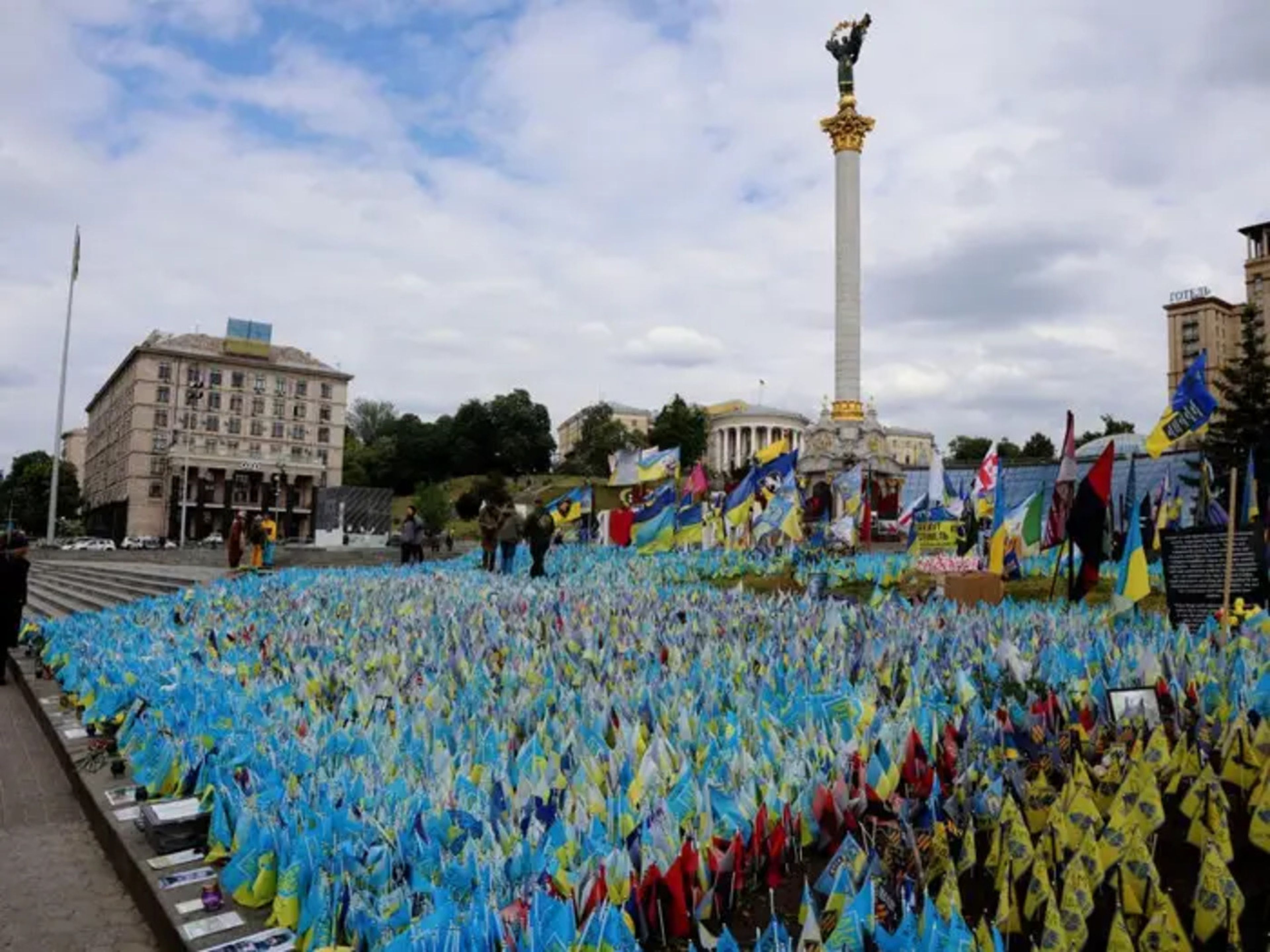 Un monumento en memoria de los caídos en Ucrania en el Maidan Nezalezhnosti el 14 de mayo de 2024 en Kiev, Ucrania.