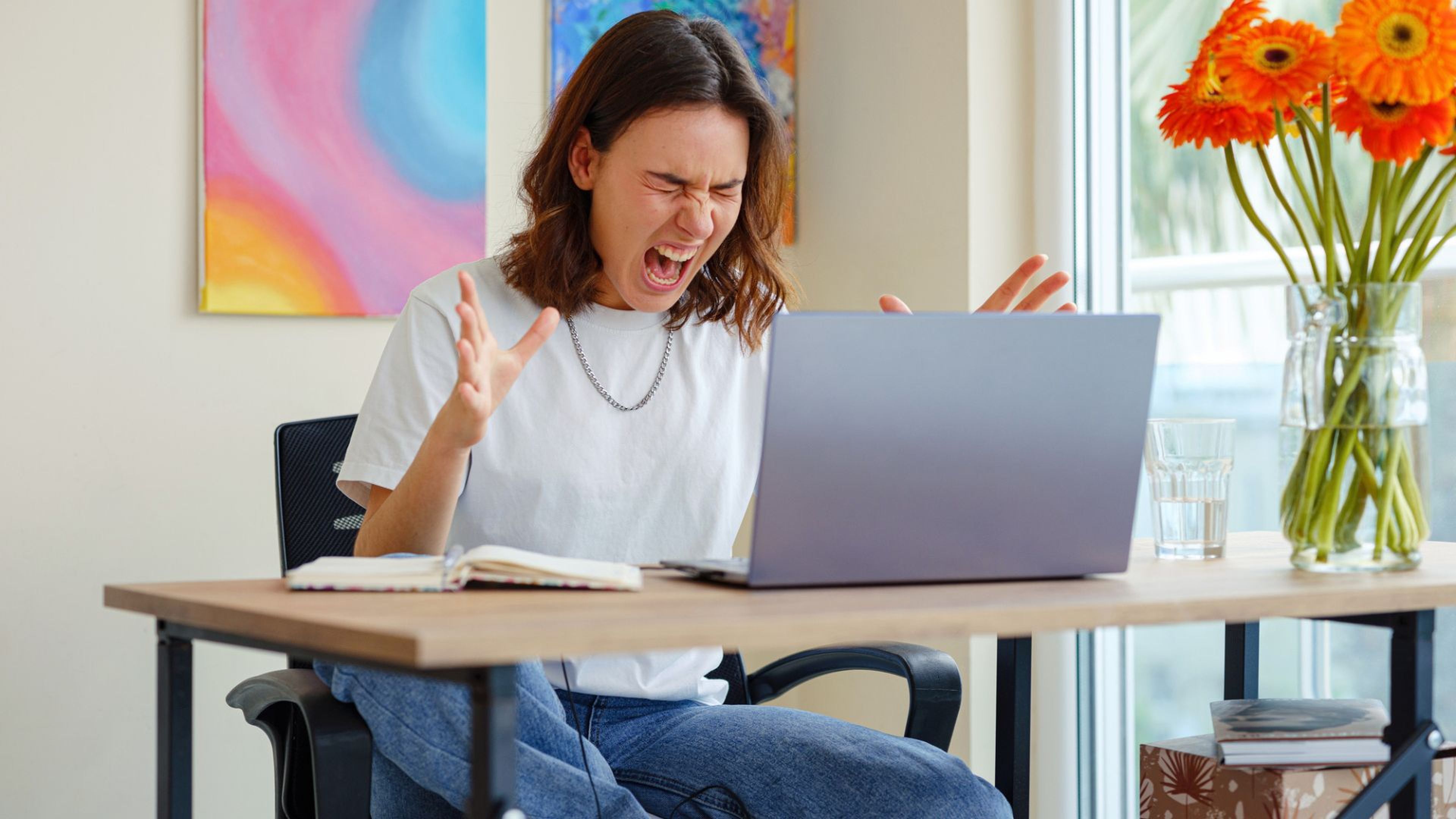 Una mujer muy enfadada delante del ordenador.