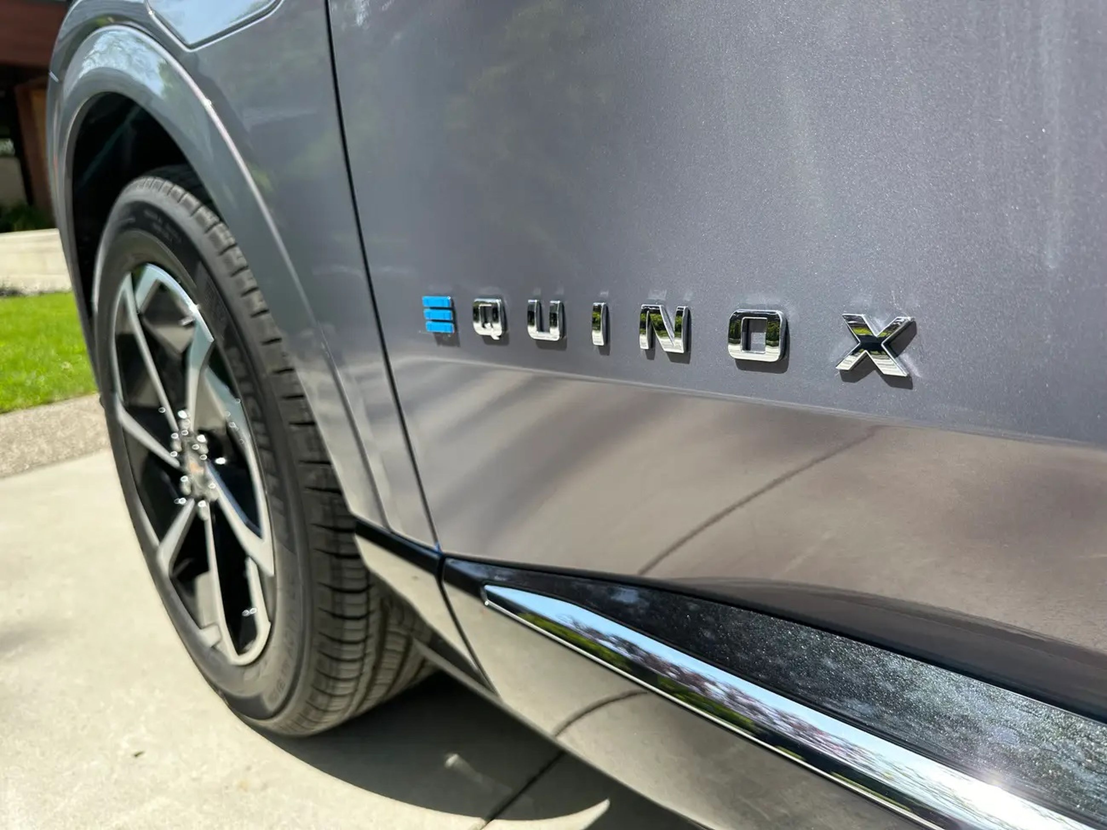 Un primer plano de la insignia del Chevrolet Equinox EV.