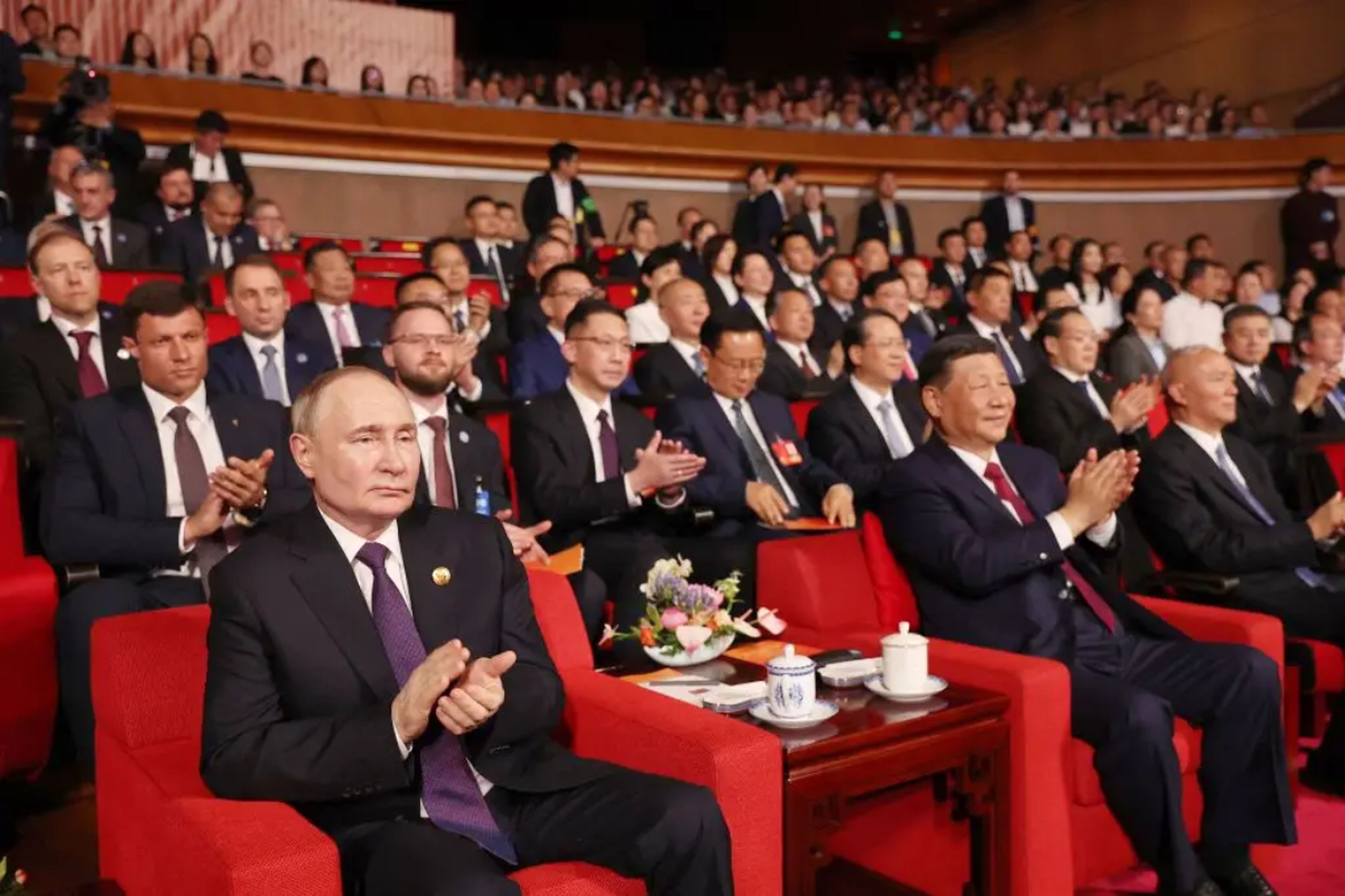 Putin y el presidente chino Xi Jinping asisten en Pekín a un concierto con motivo del 75 aniversario del establecimiento de relaciones diplomáticas entre Rusia y China. 