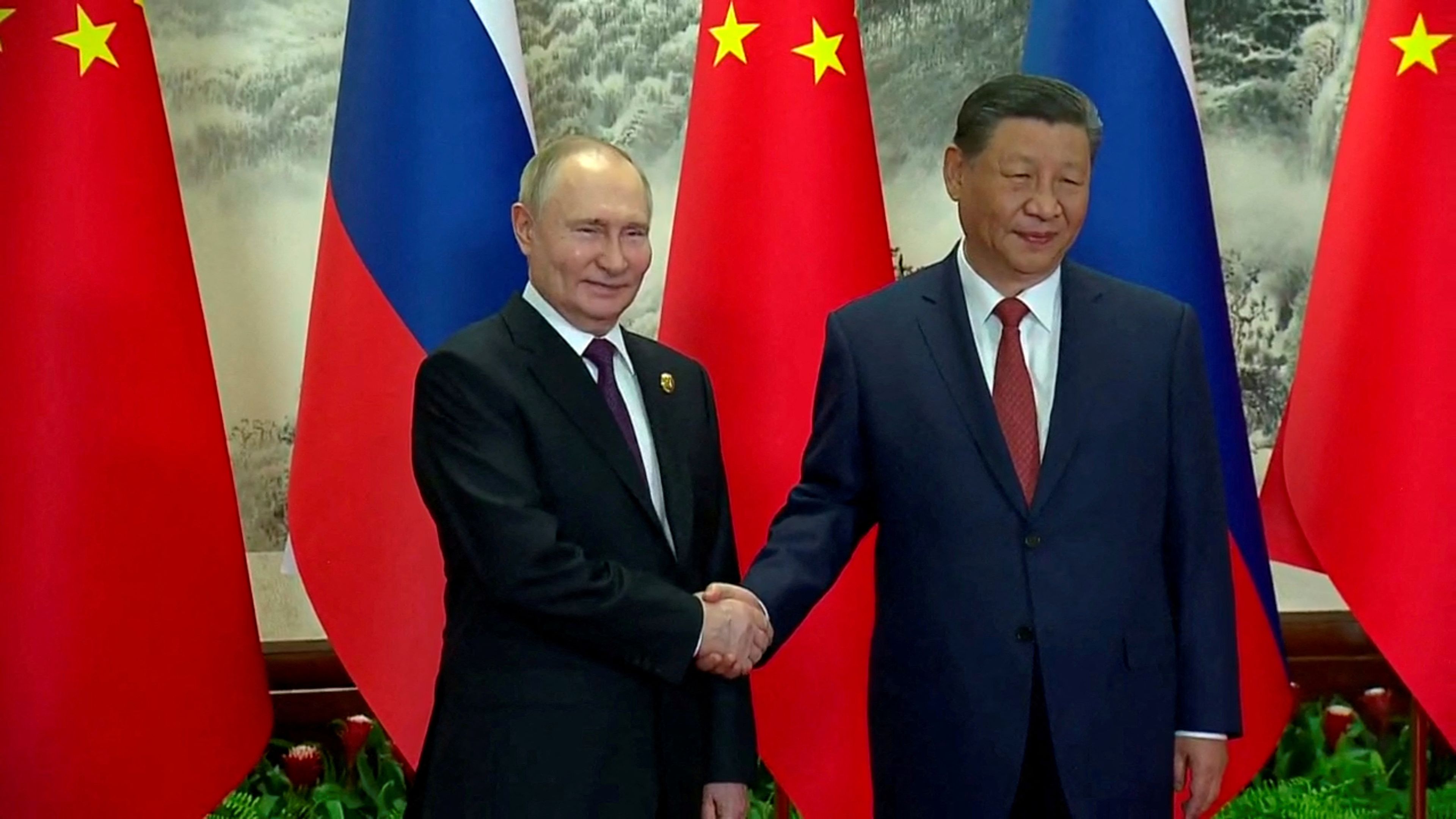 La foto del día: "Seguiremos consolidando nuestra amistad y defenderemos la justicia en el mundo", ha afirmado el presidente chino, Xi Jinping, tras la llegada a China de Vladímir Putin.