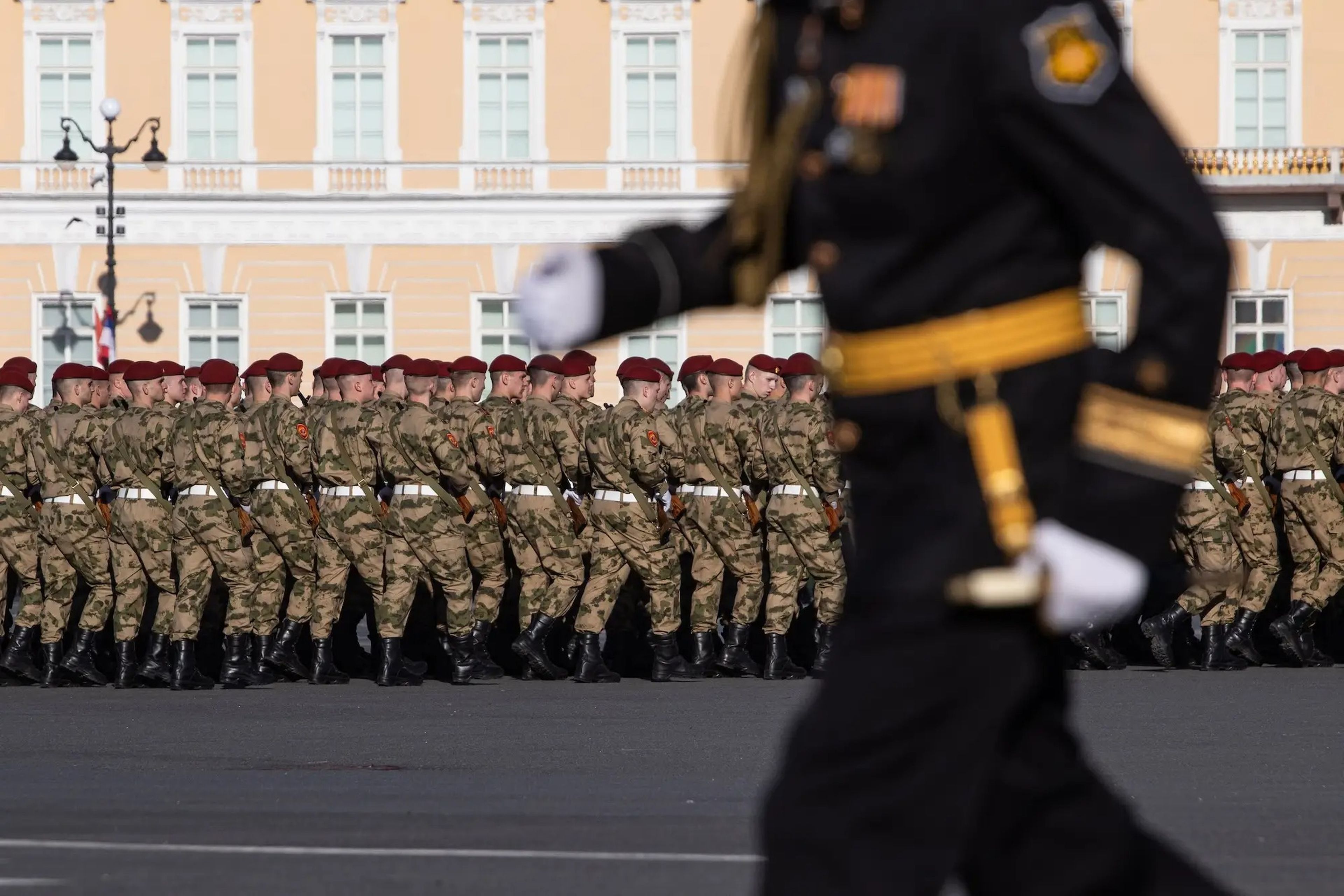 5 月 9 日，俄罗斯士兵在圣彼得堡举行胜利阅兵前进行排练。 