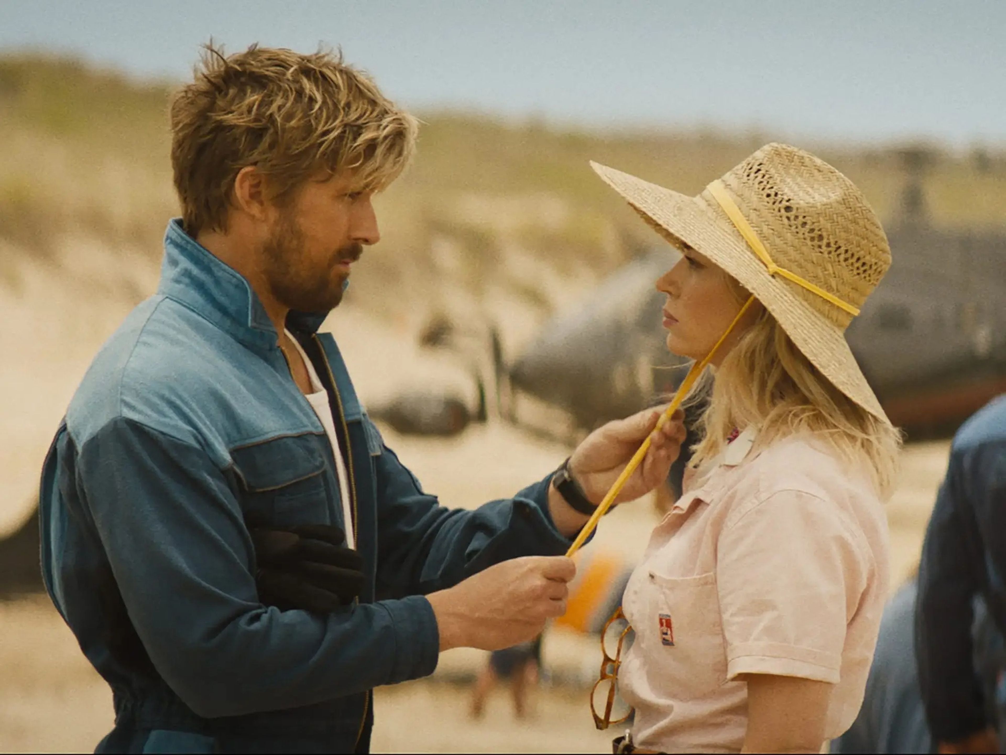 Ryan Gosling como Colt Seavers y Emily Blunt como Judy Moreno en 'El especialista', dirigida por David Leitch.