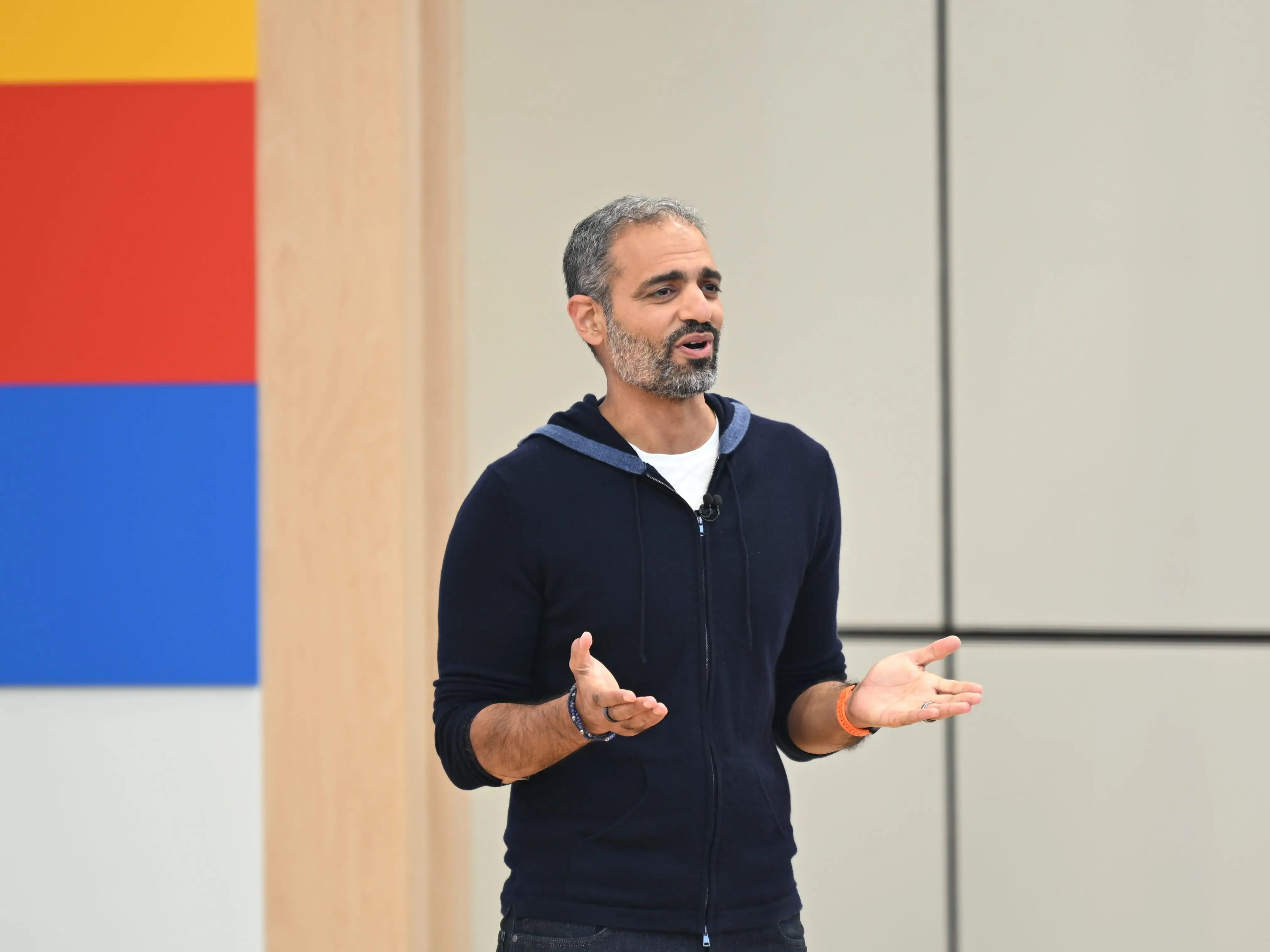 Sameer Samat, jefe de Android, hablando en un escenario durante un evento de Google.