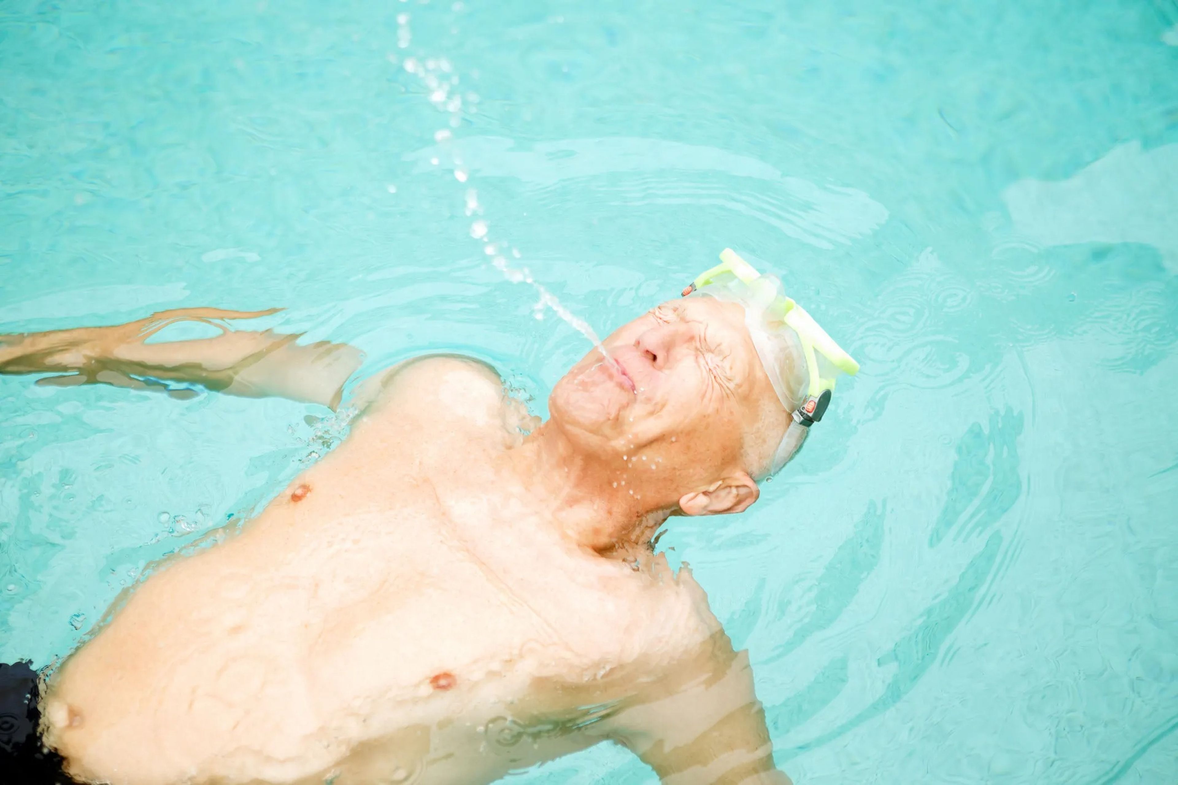Imagen de archivo de un hombre nadando. John Starbrook compitió en natación en su juventud. 