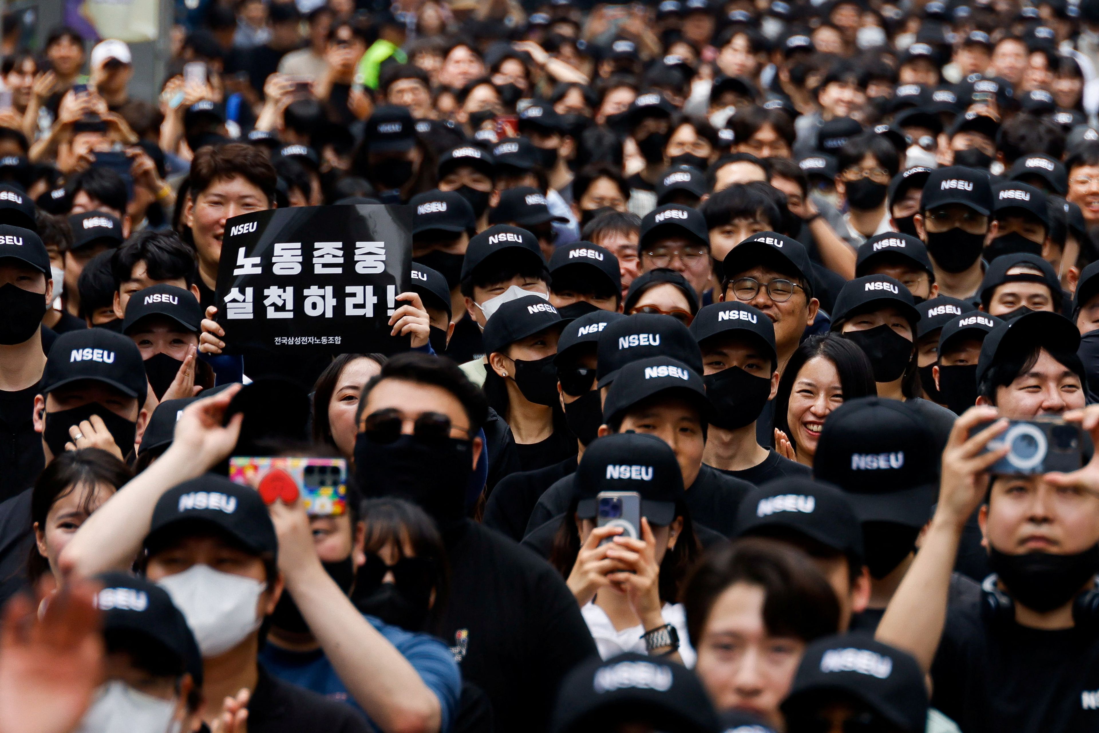 El Sindicato Nacional de Samsung Electronics (NSEU) celebra en Seúl una protesta por un trato justo el viernes 24 de mayo.
