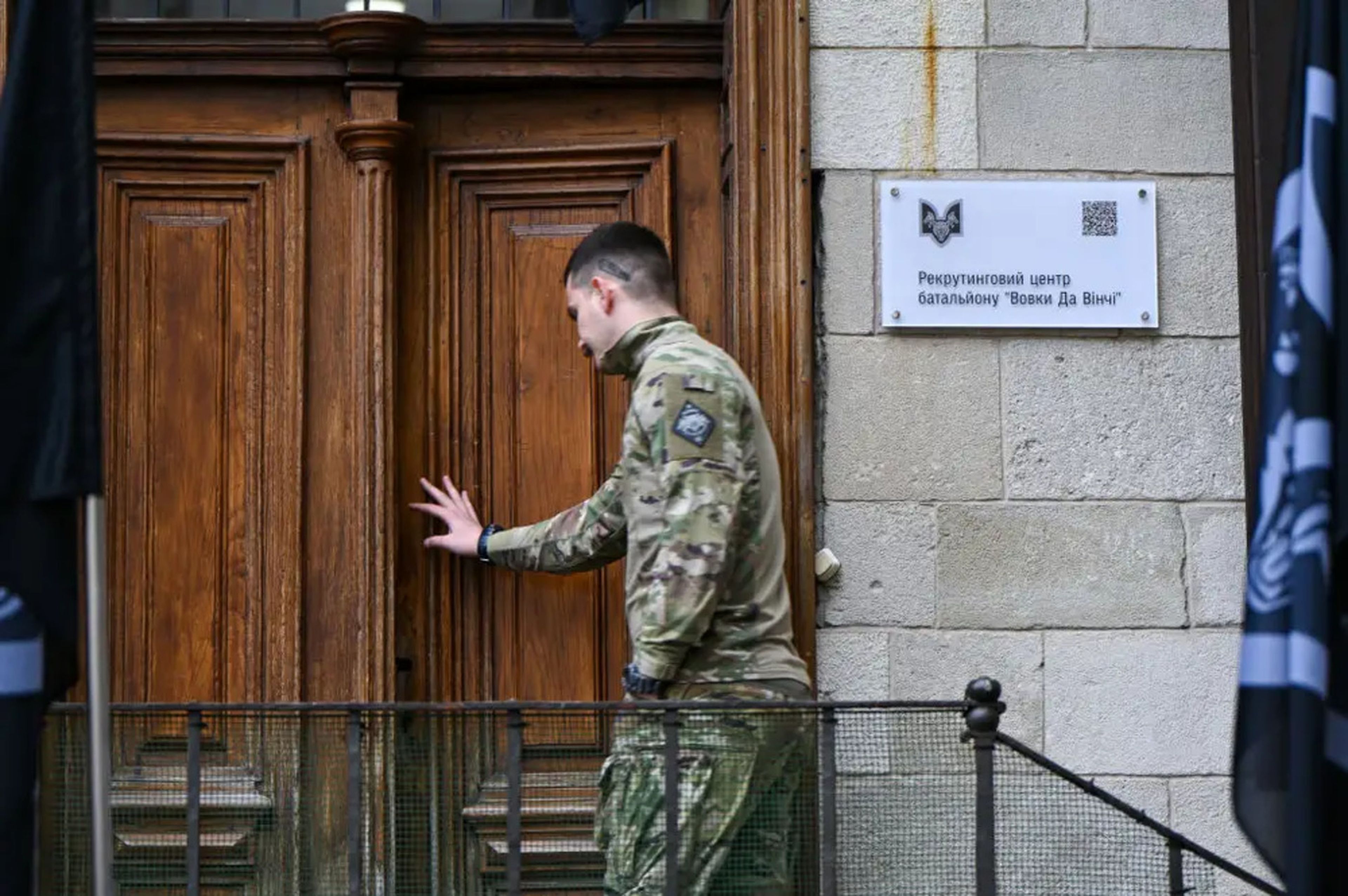 Un recluta entra en un centro de reclutamiento en Lviv, Ucrania. 
