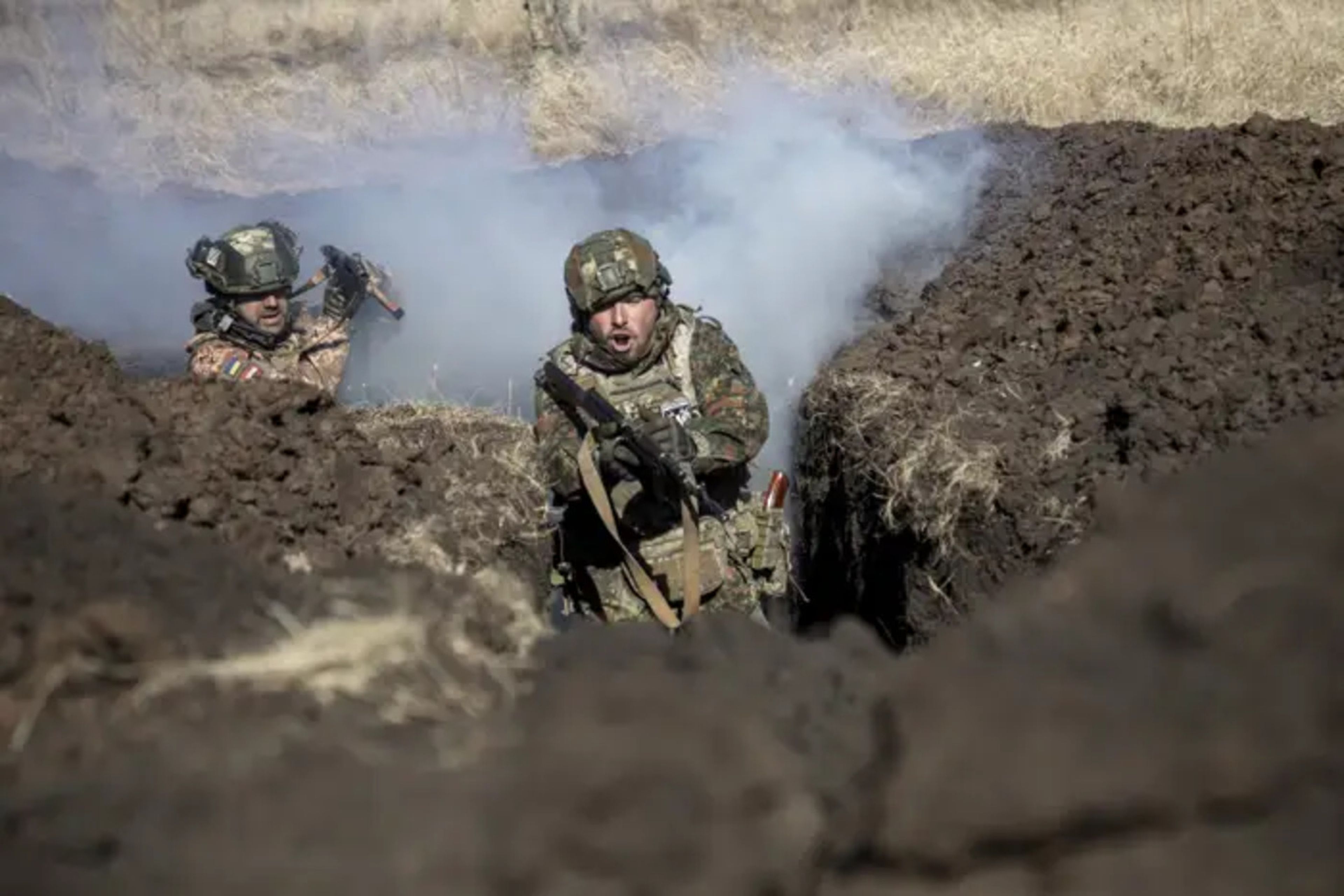 Dos soldados ucranianos de la Brigada 42 en entrenamiento en un lugar no revelado de la región ucraniana de Donetsk el 27 de febrero de 2024. 