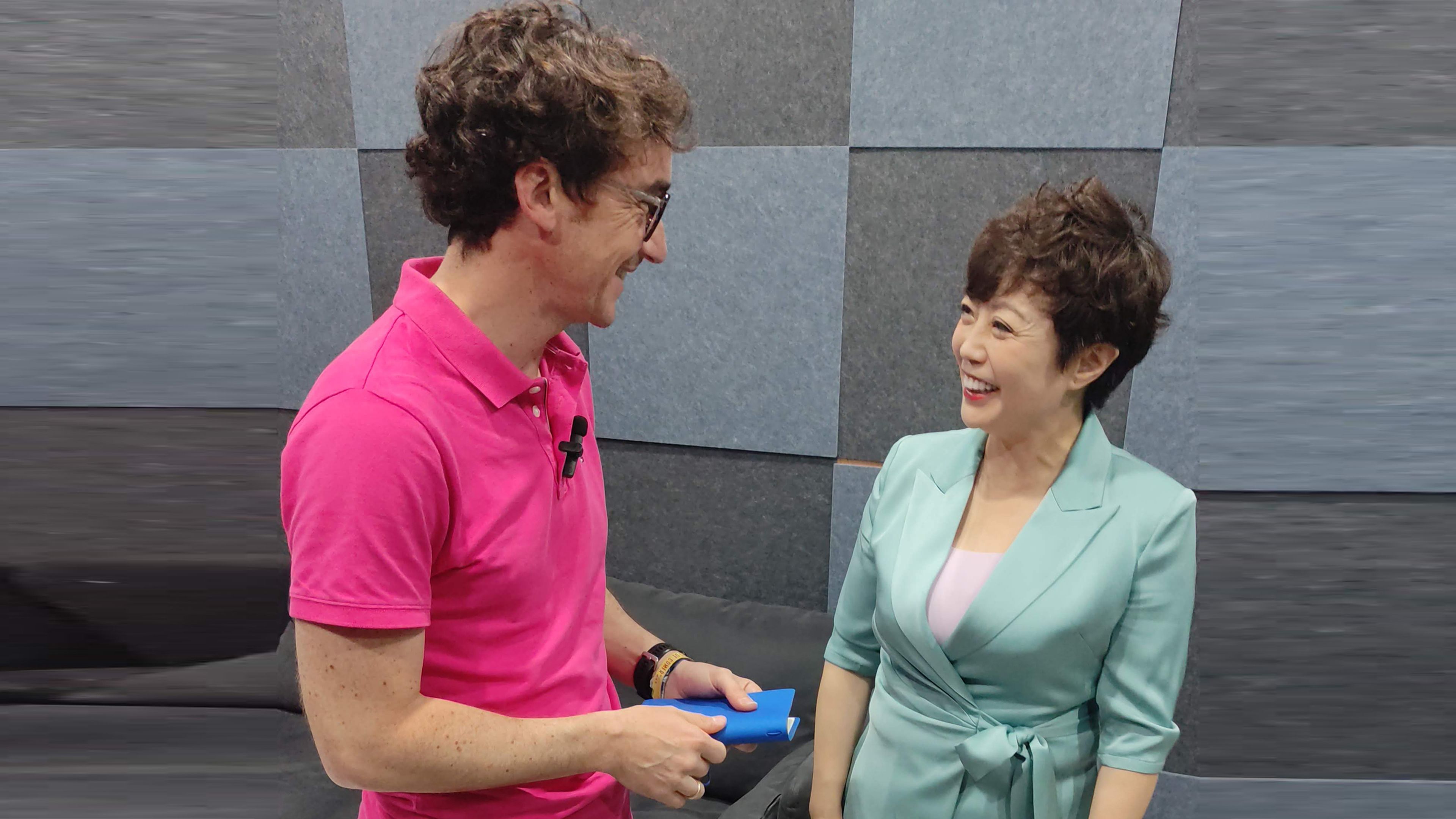 Nuestro compañero, Enrique Trillo, durante la entrevista con Stella Li en la sede de la marca en Shenzhen (China).