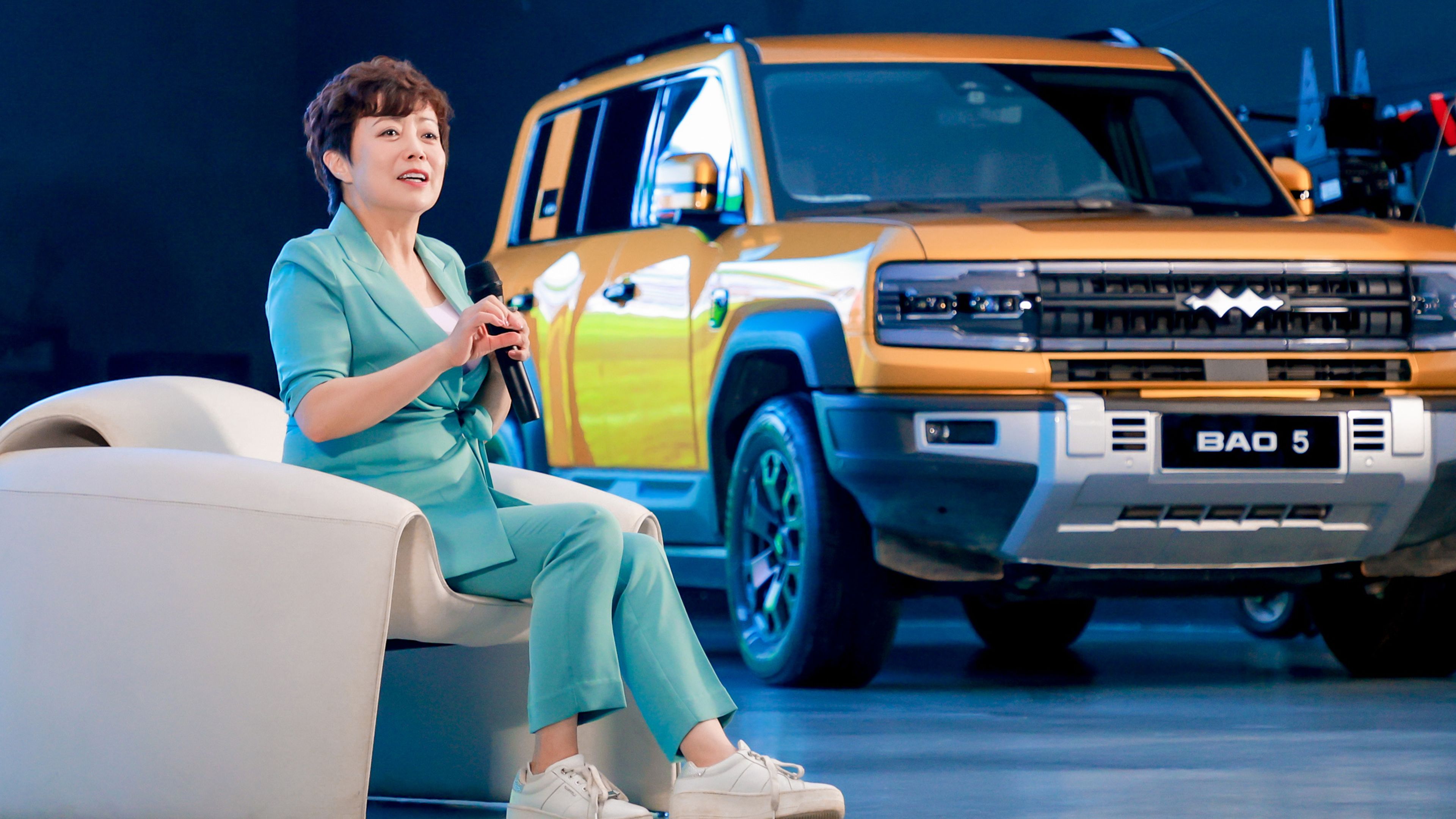 Stella Li, vicepresidenta de BYD Company, durante la entrevista, junto al Fanchengbao Bao 5, uno de los modelos que fabrica su grupo empresarial.