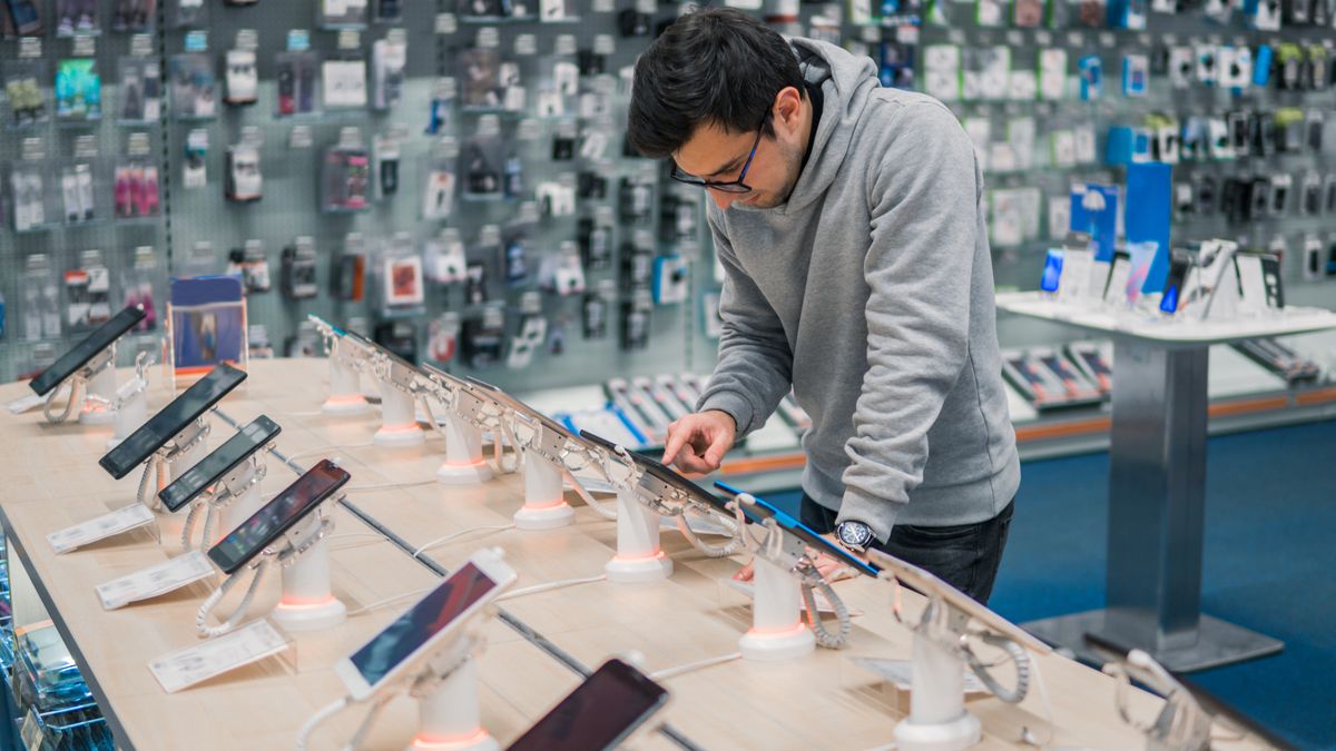 Así funciona la tecnología que hace que los móviles y otros aparatos electrónicos cambien solos la hora