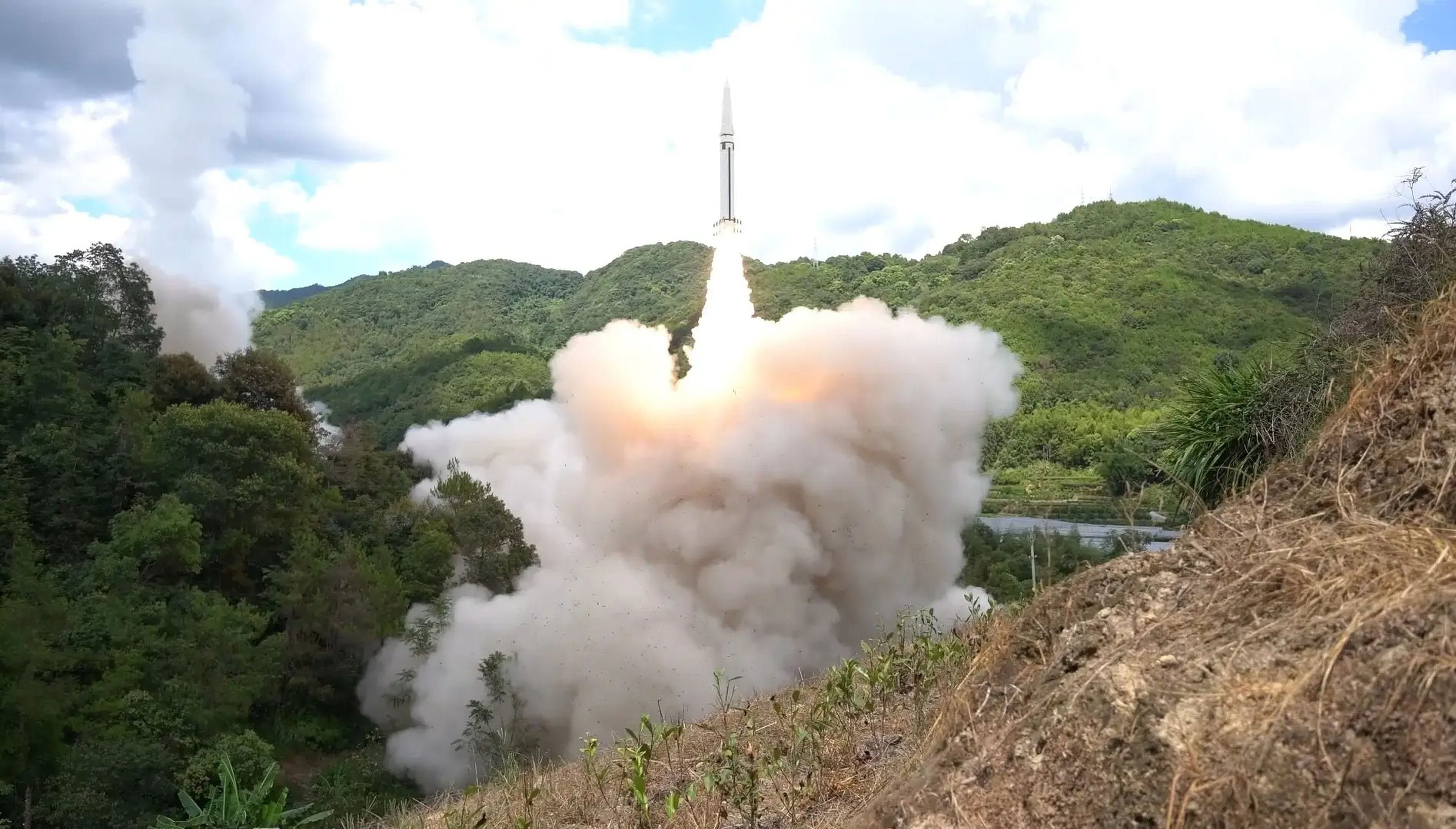 Captura de pantalla de video muestra un misil lanzado por la fuerza de misiles del Mando Territorial Oriental del Ejército Popular de Liberación de China PLA.