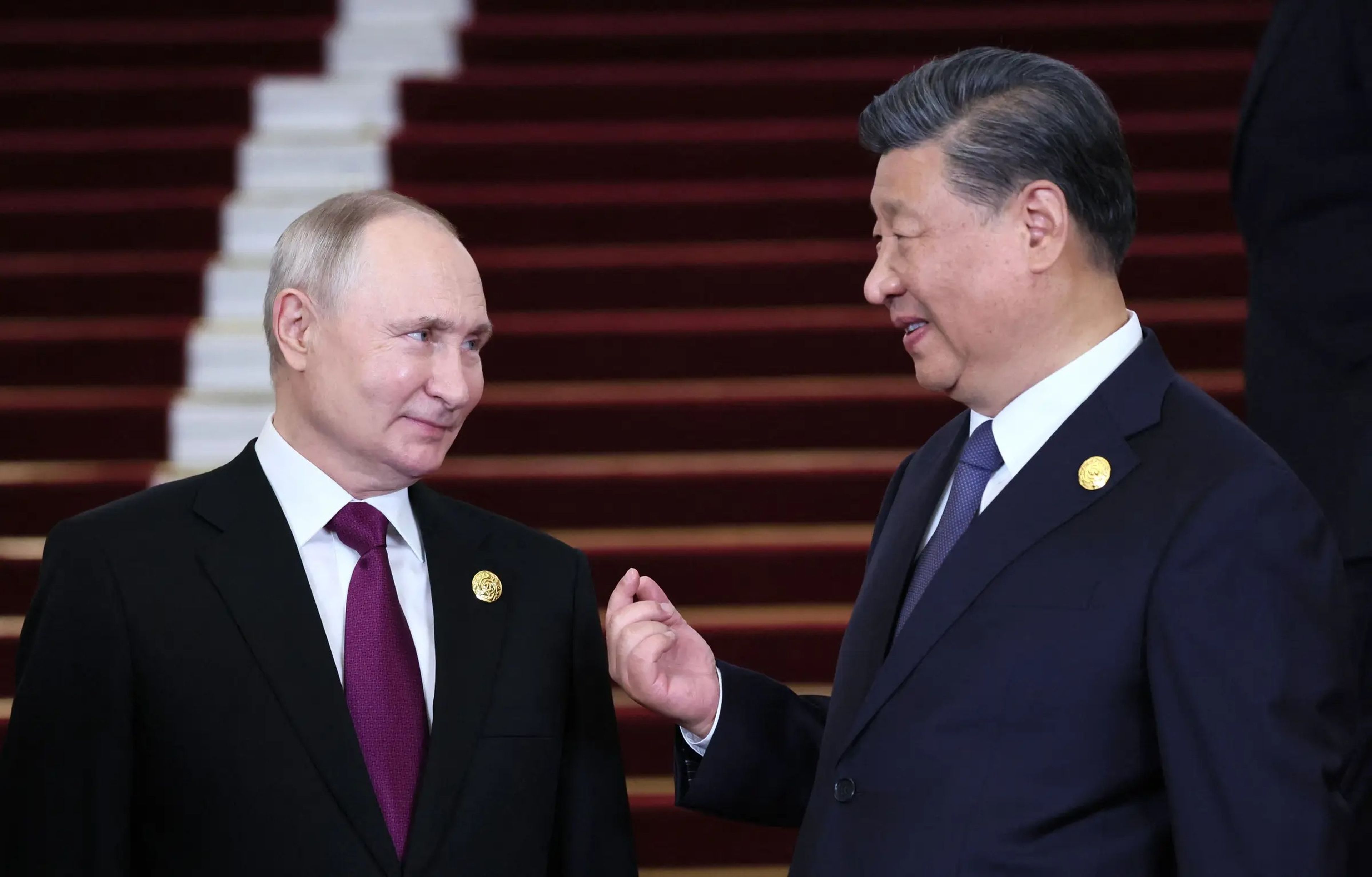 Vladimir Putin and Xi Jinping talking.