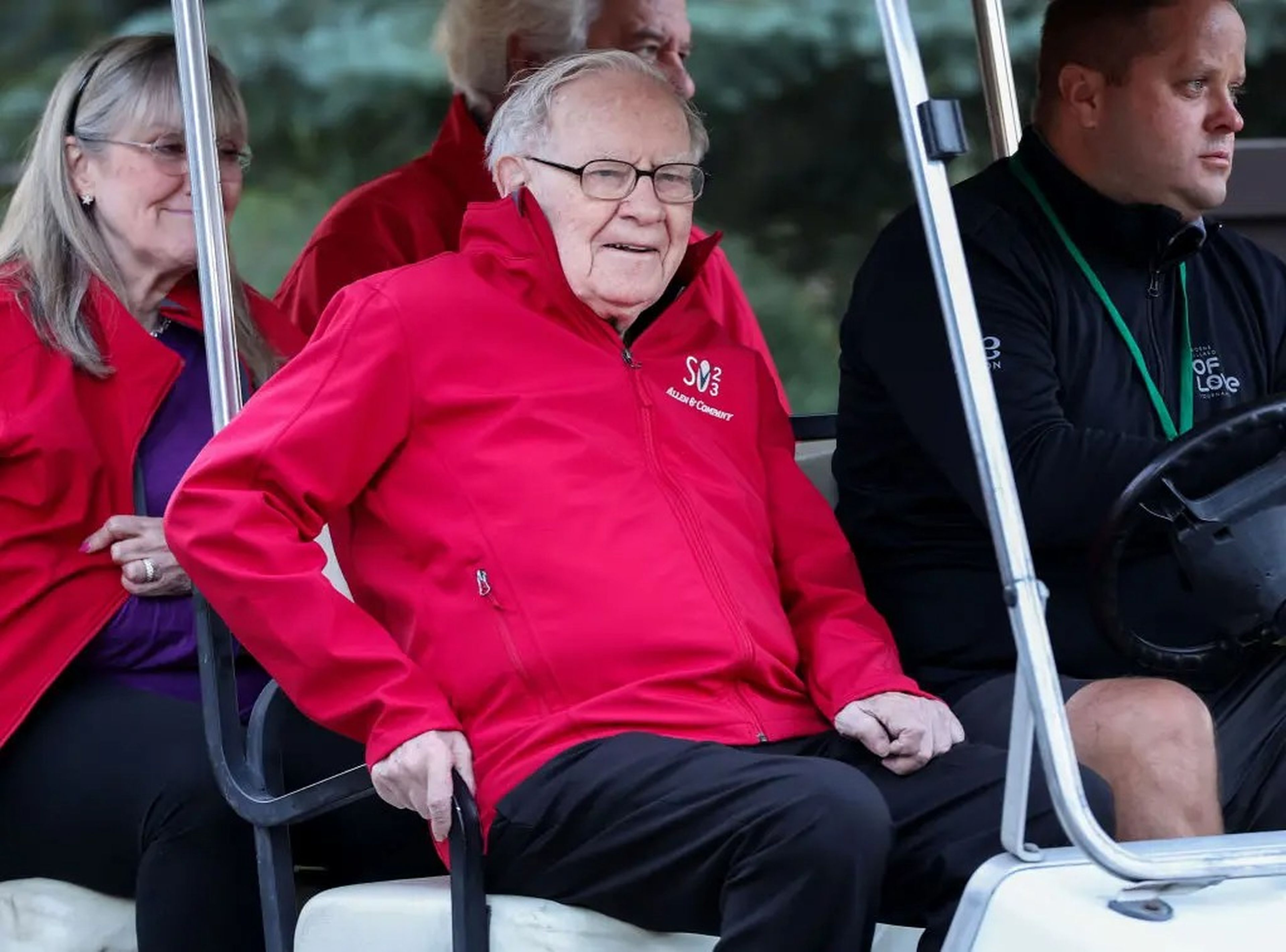 Warren Buffett dice que perdió "bastante" dinero con la inversión de Berkshire Hathaway en Paramount.