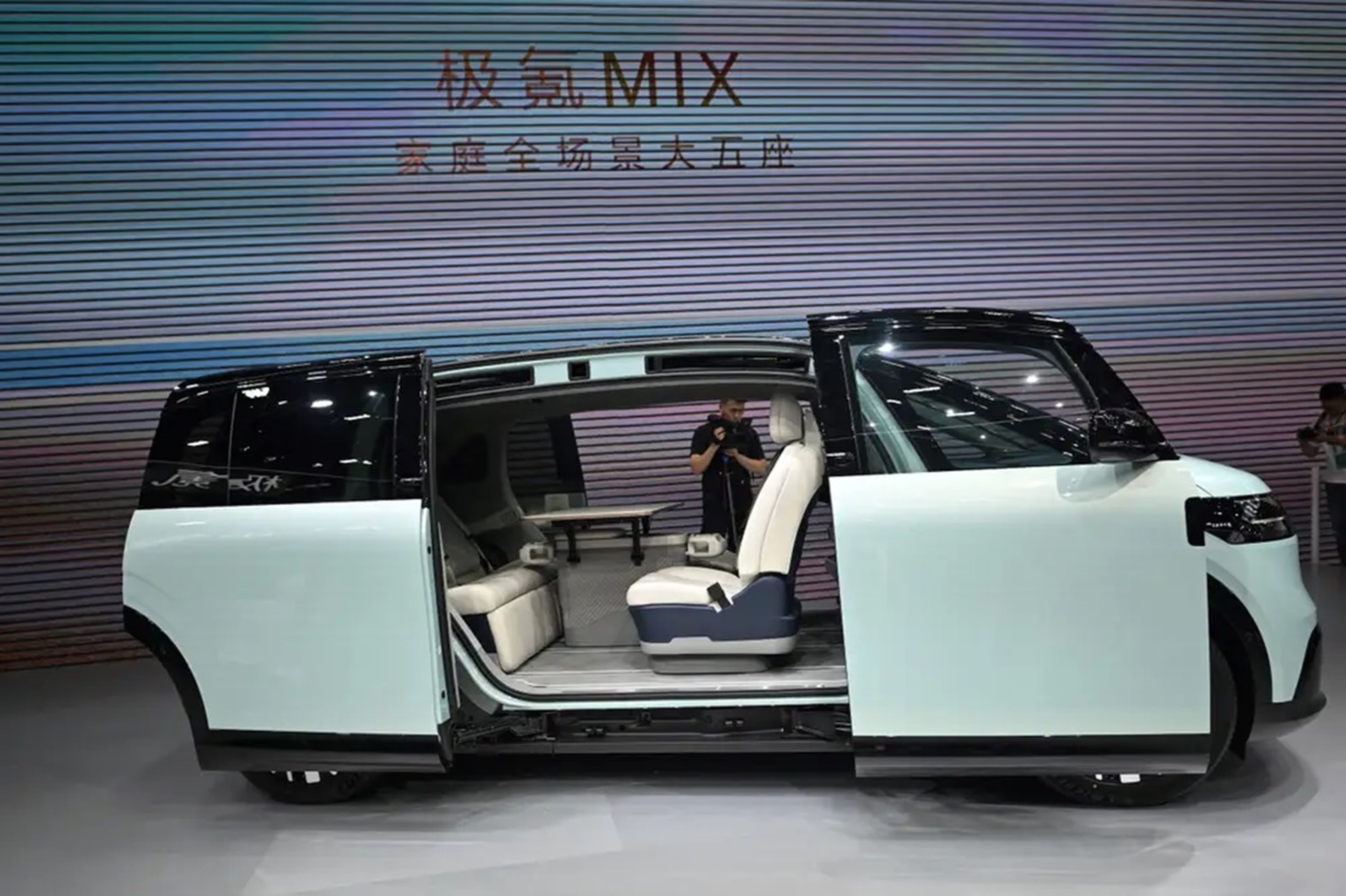 El Zeekr Mix es un coche eléctrico multiusos con sillas giratorias que le permiten transformarse en una pequeña habitación cuando está aparcado.