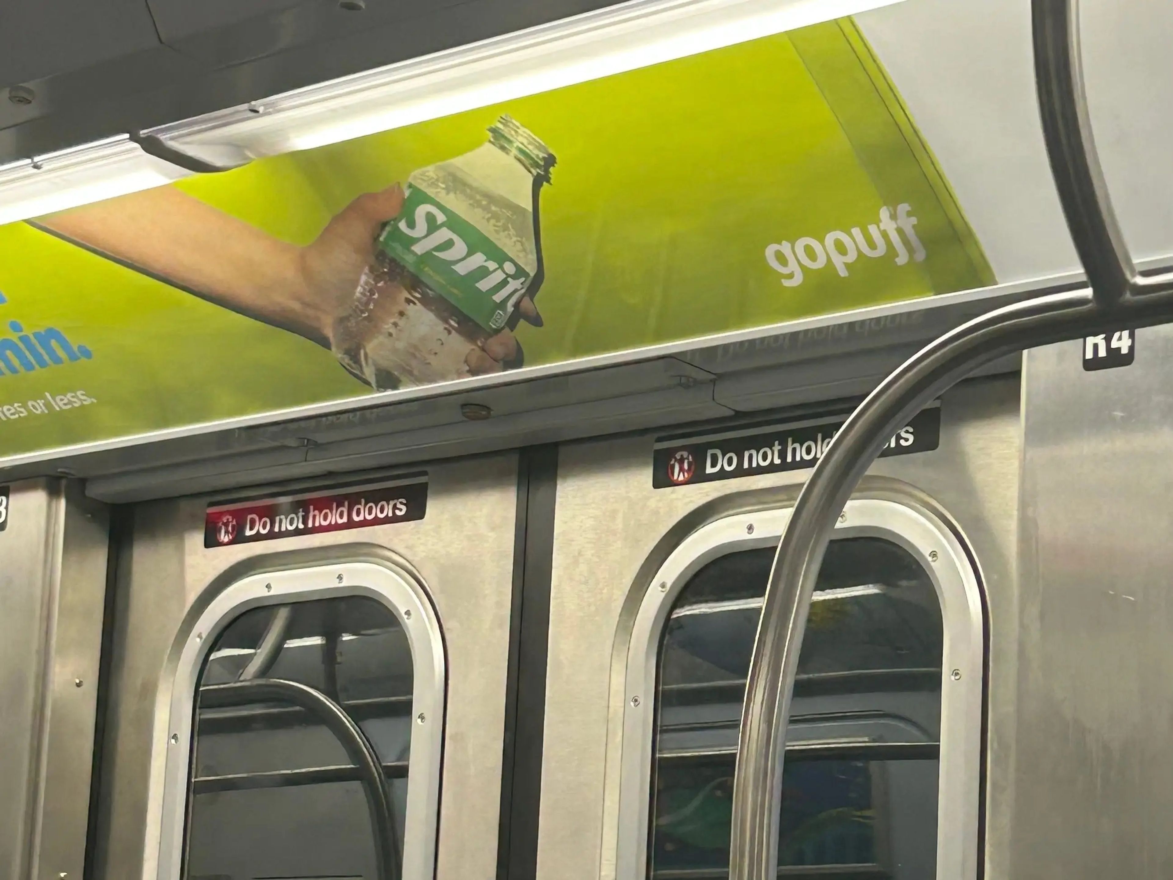 Los anuncios del metro suelen ser más coloridos y algunos también son ingeniosos.