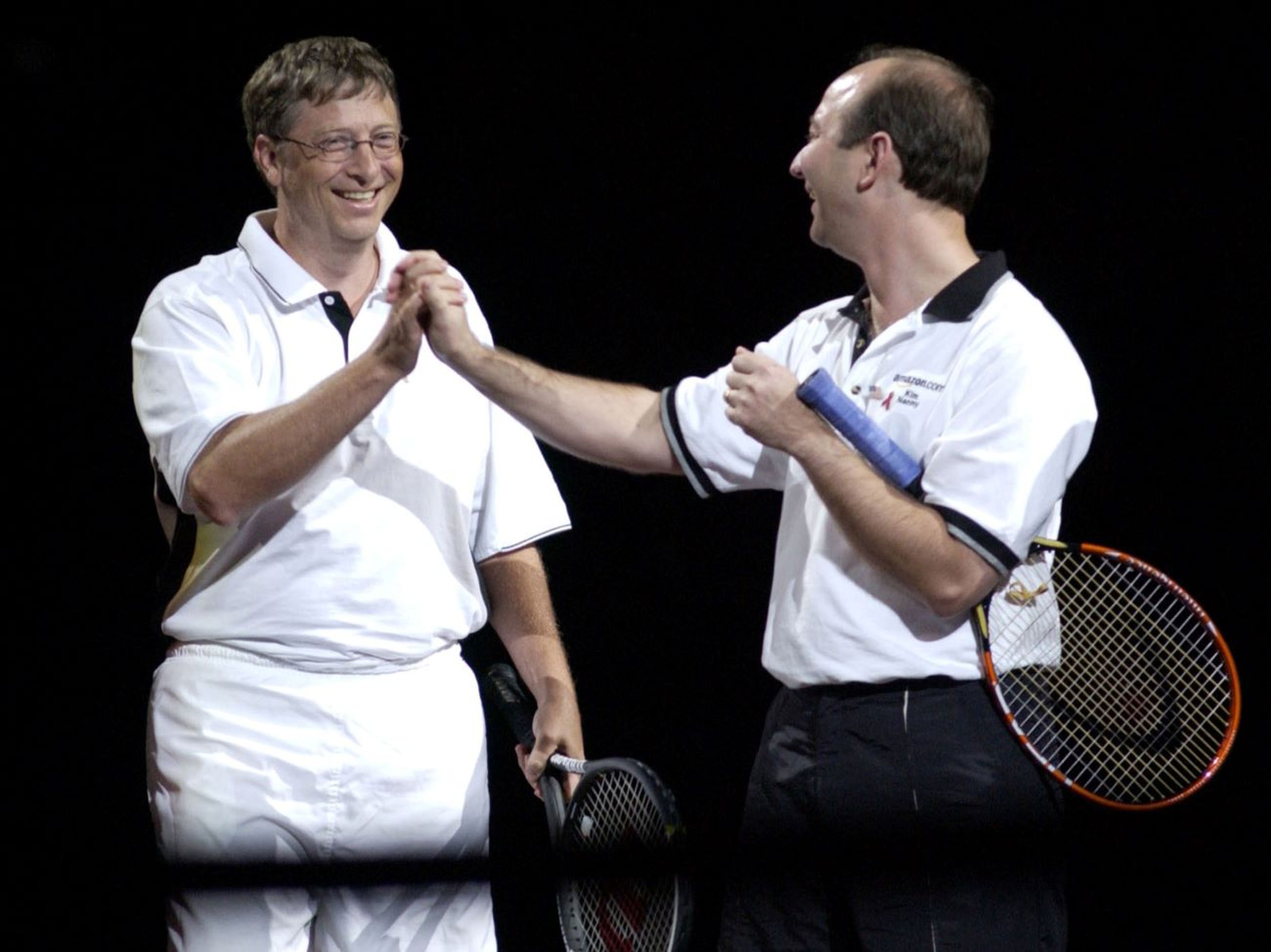 Bill Gates y Jeff Bezos juegan al tenis, en una foto de archivo.
